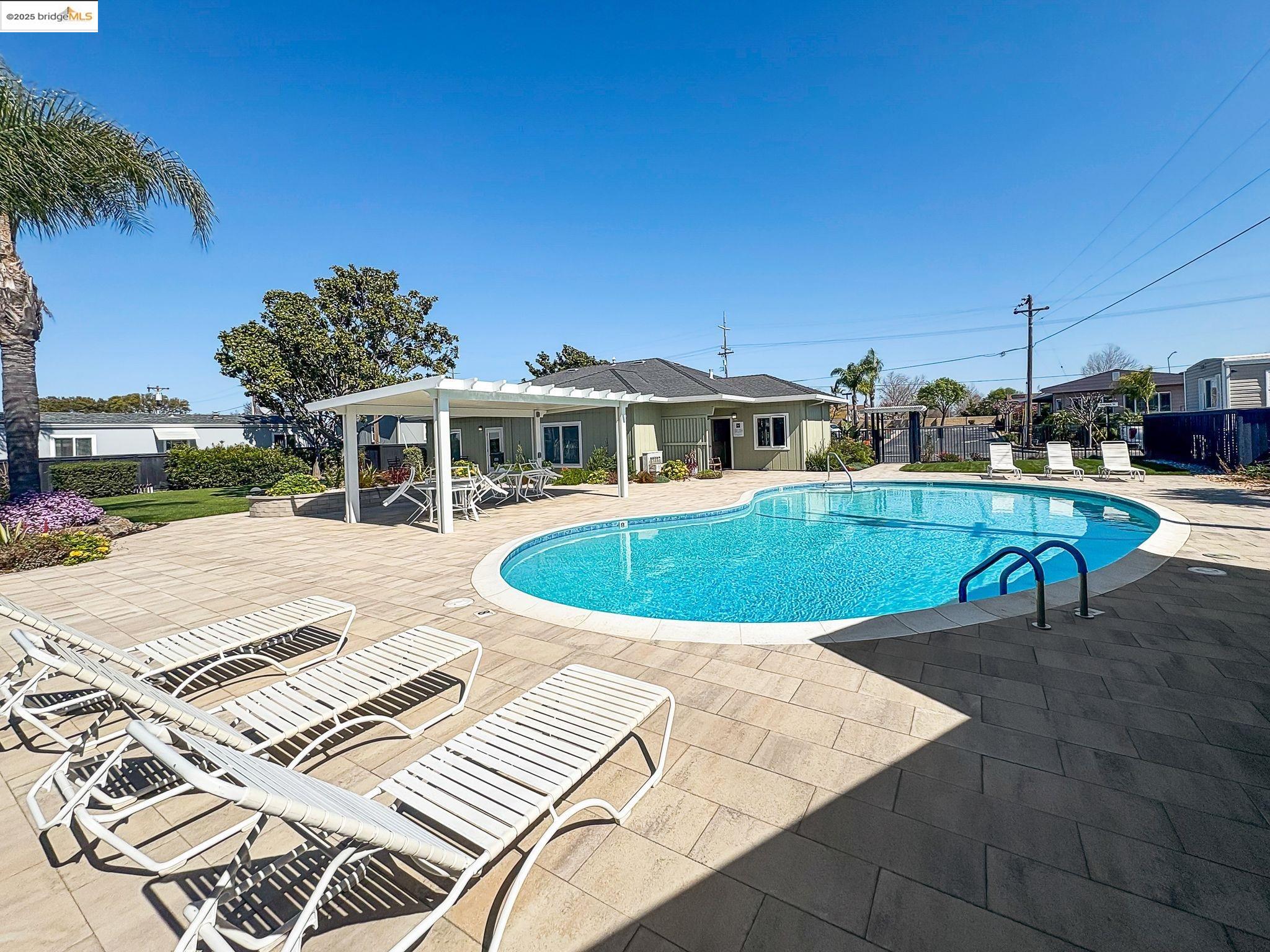 114 Zartop St