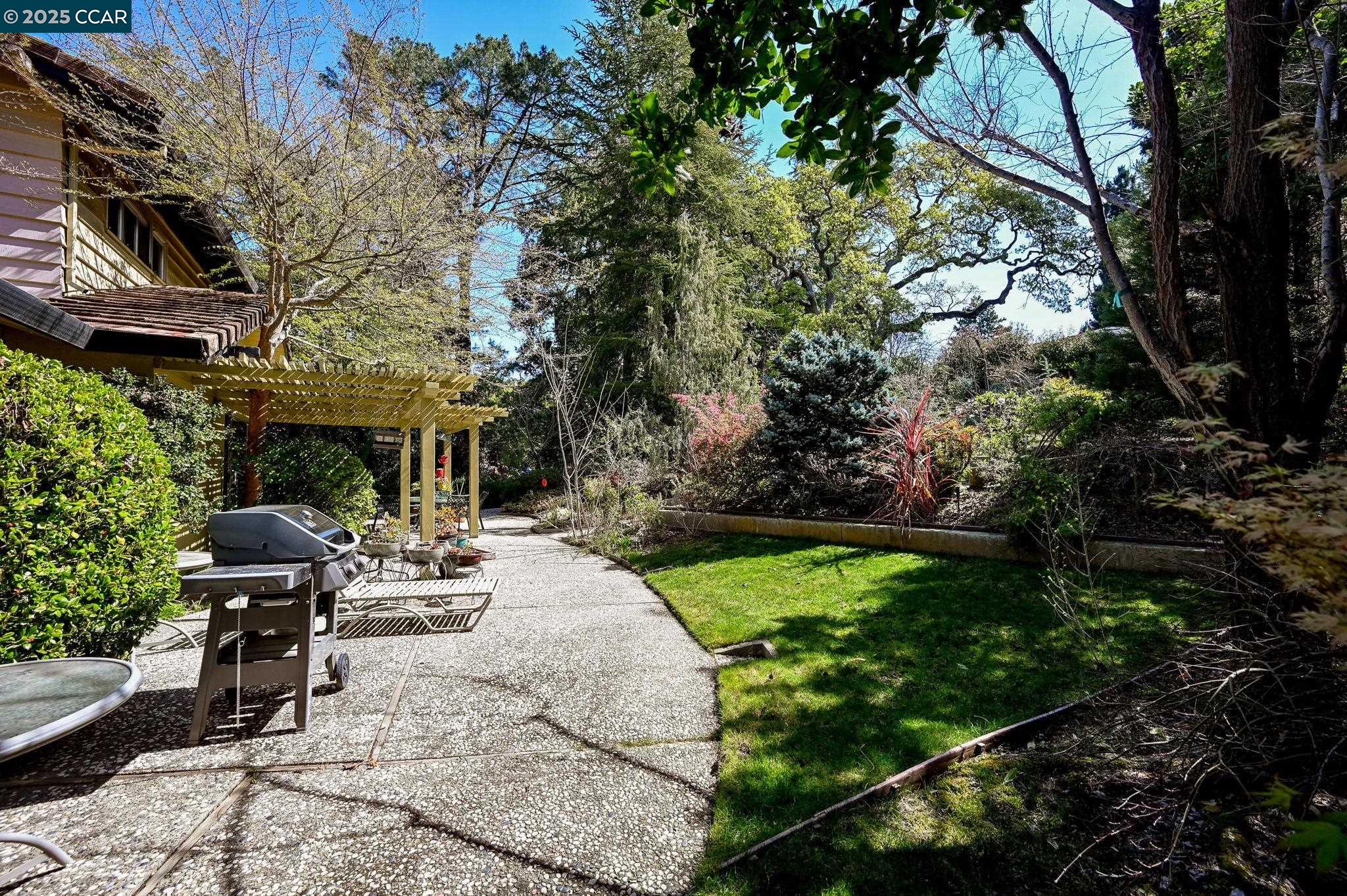 2530 Roundhill Dr.