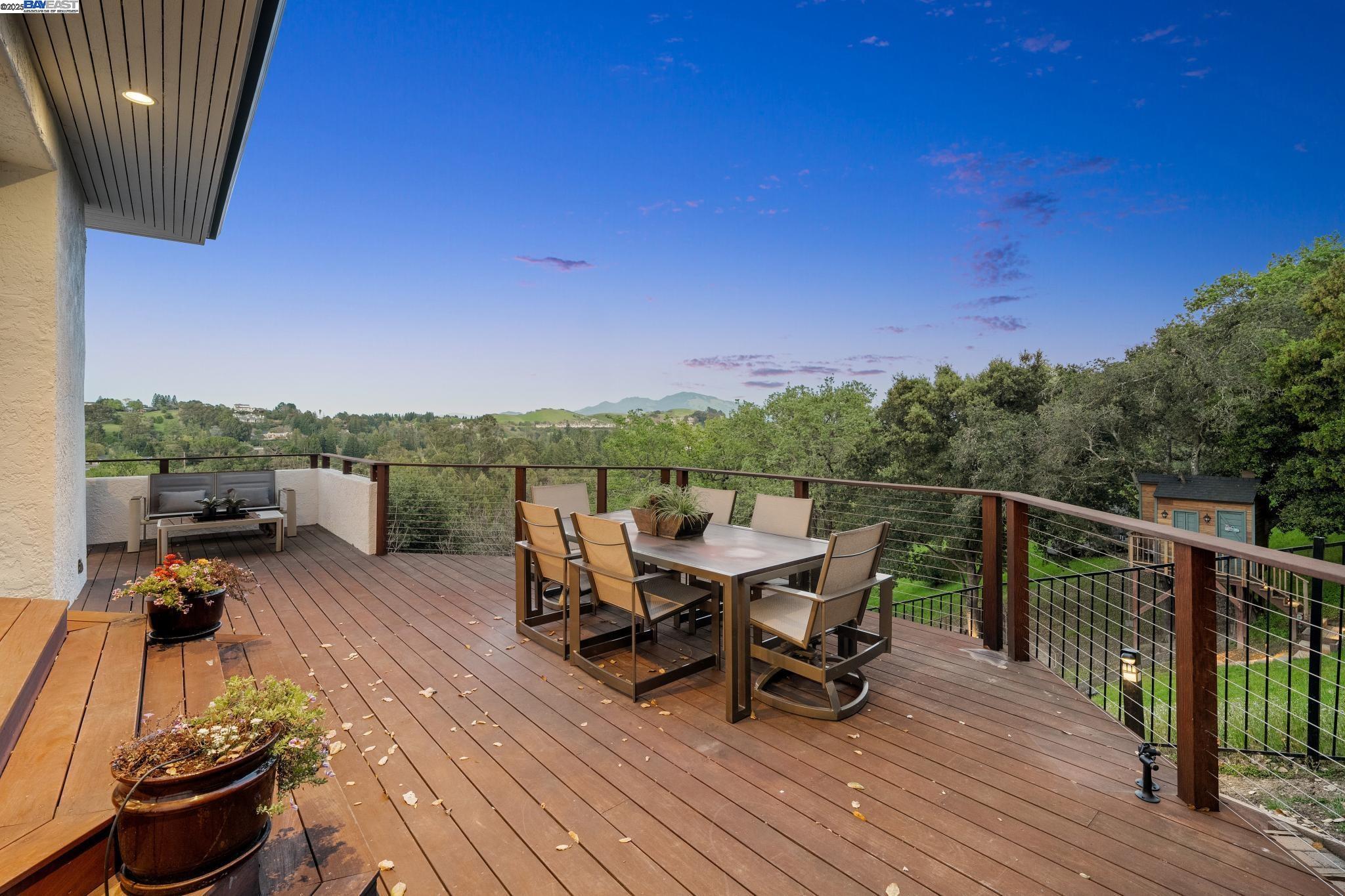 11 Leslyn Lane