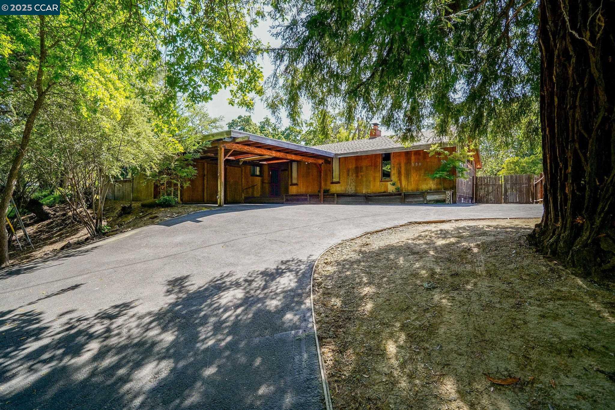 586 Lakewood Cir