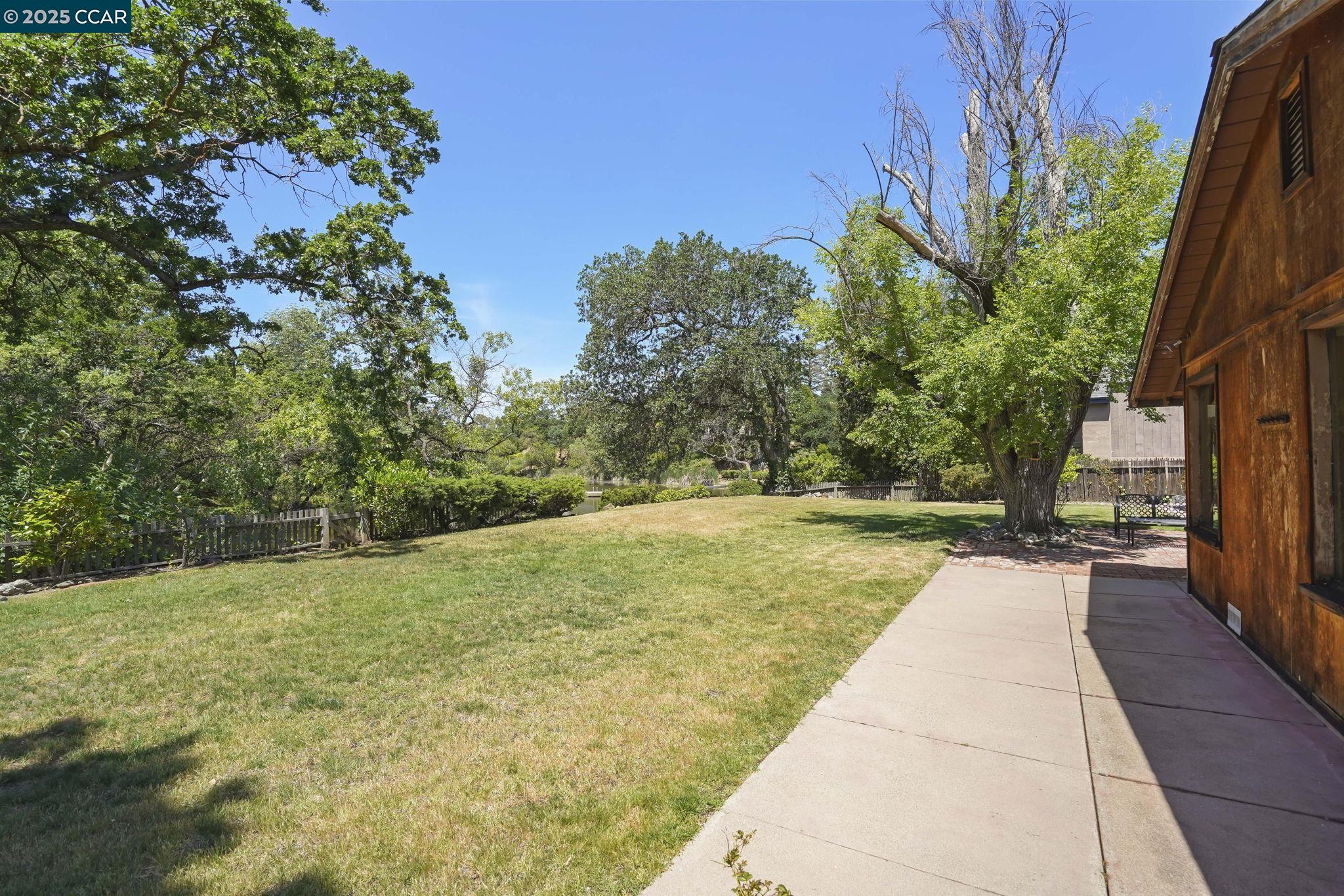 586 Lakewood Cir