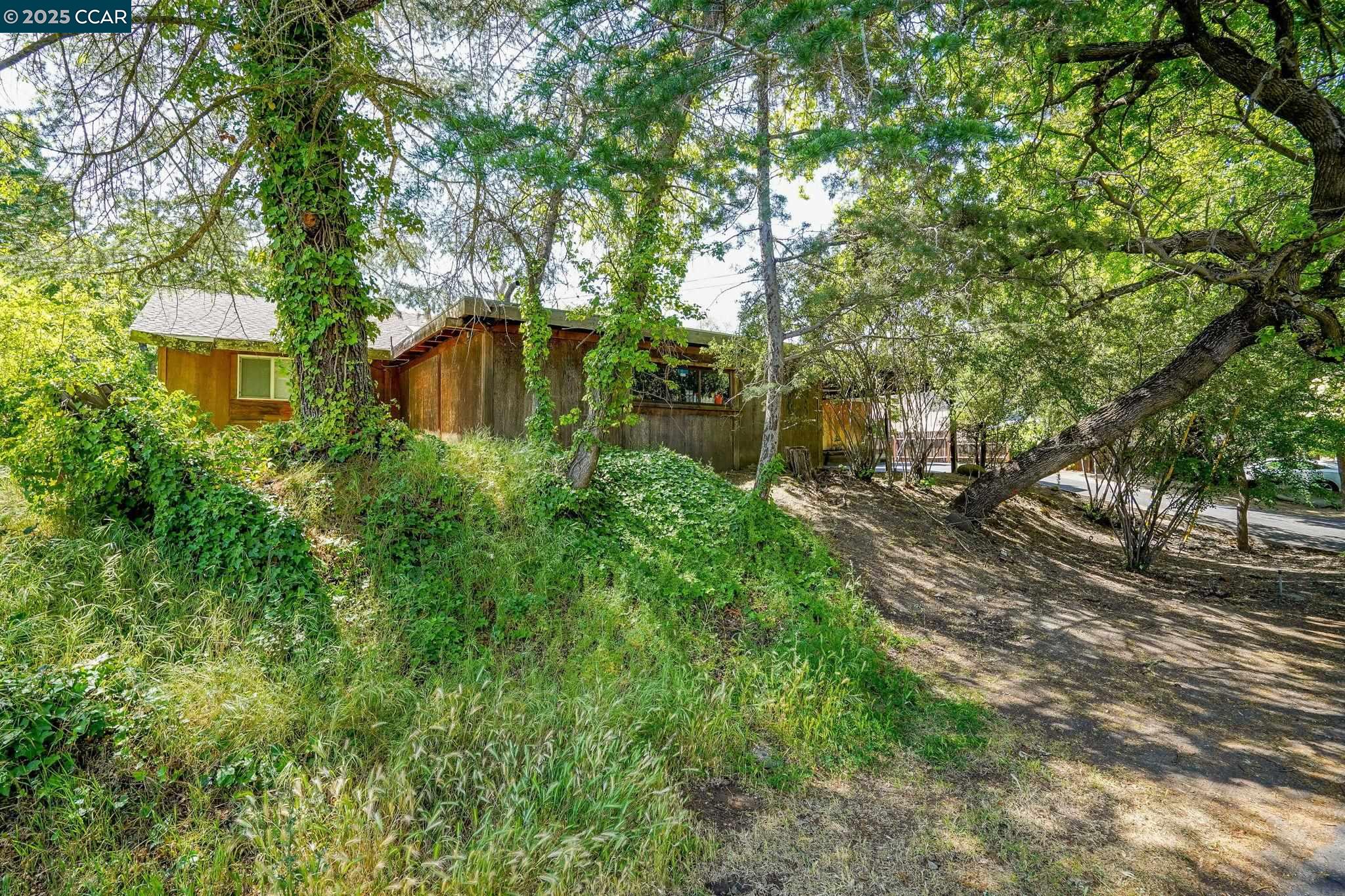 586 Lakewood Cir