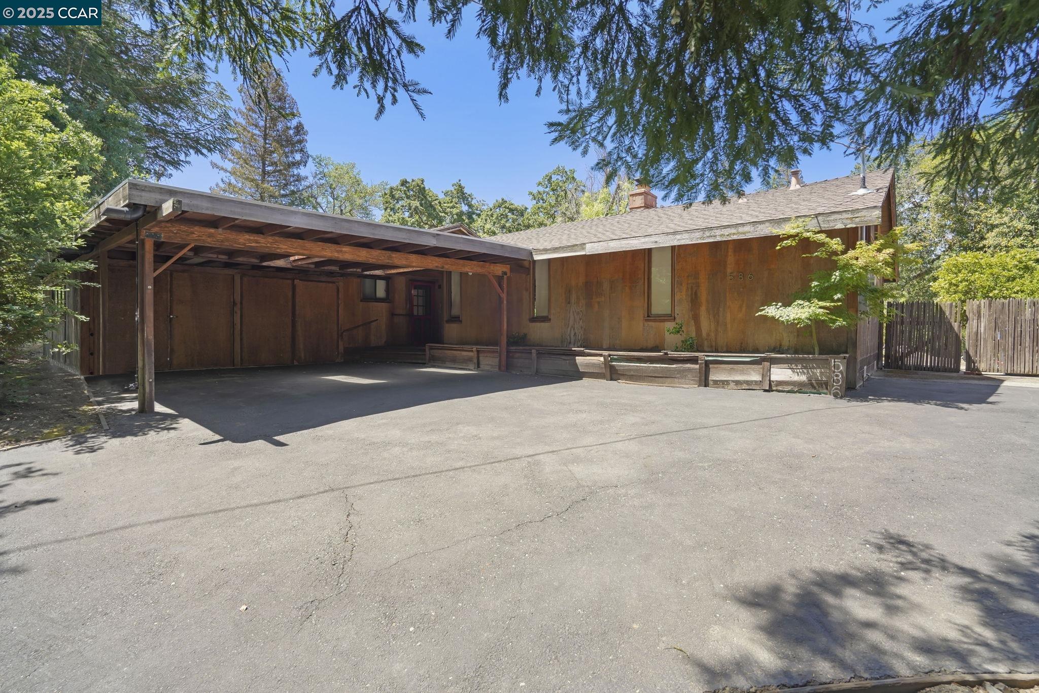 586 Lakewood Cir
