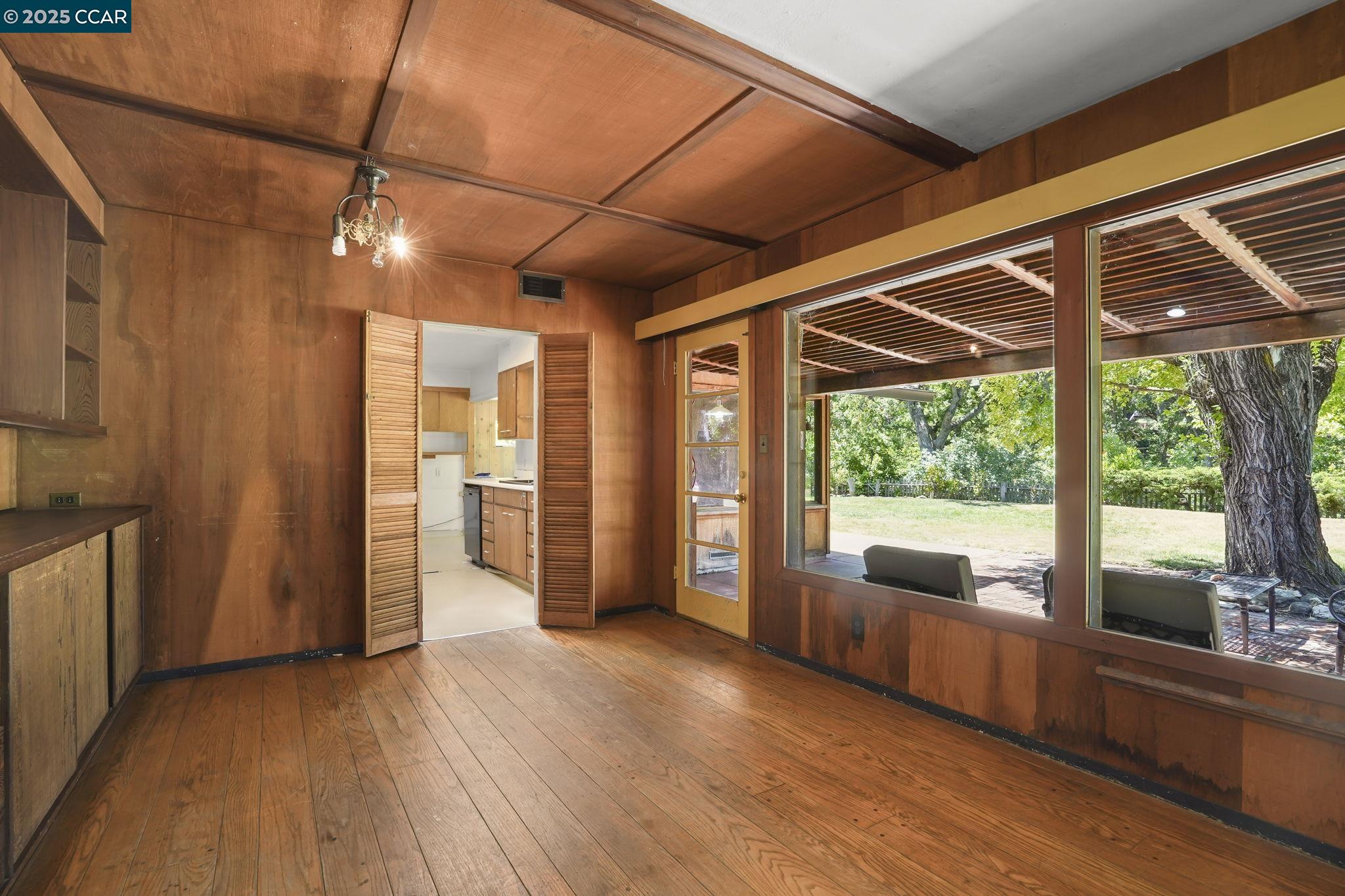 586 Lakewood Cir