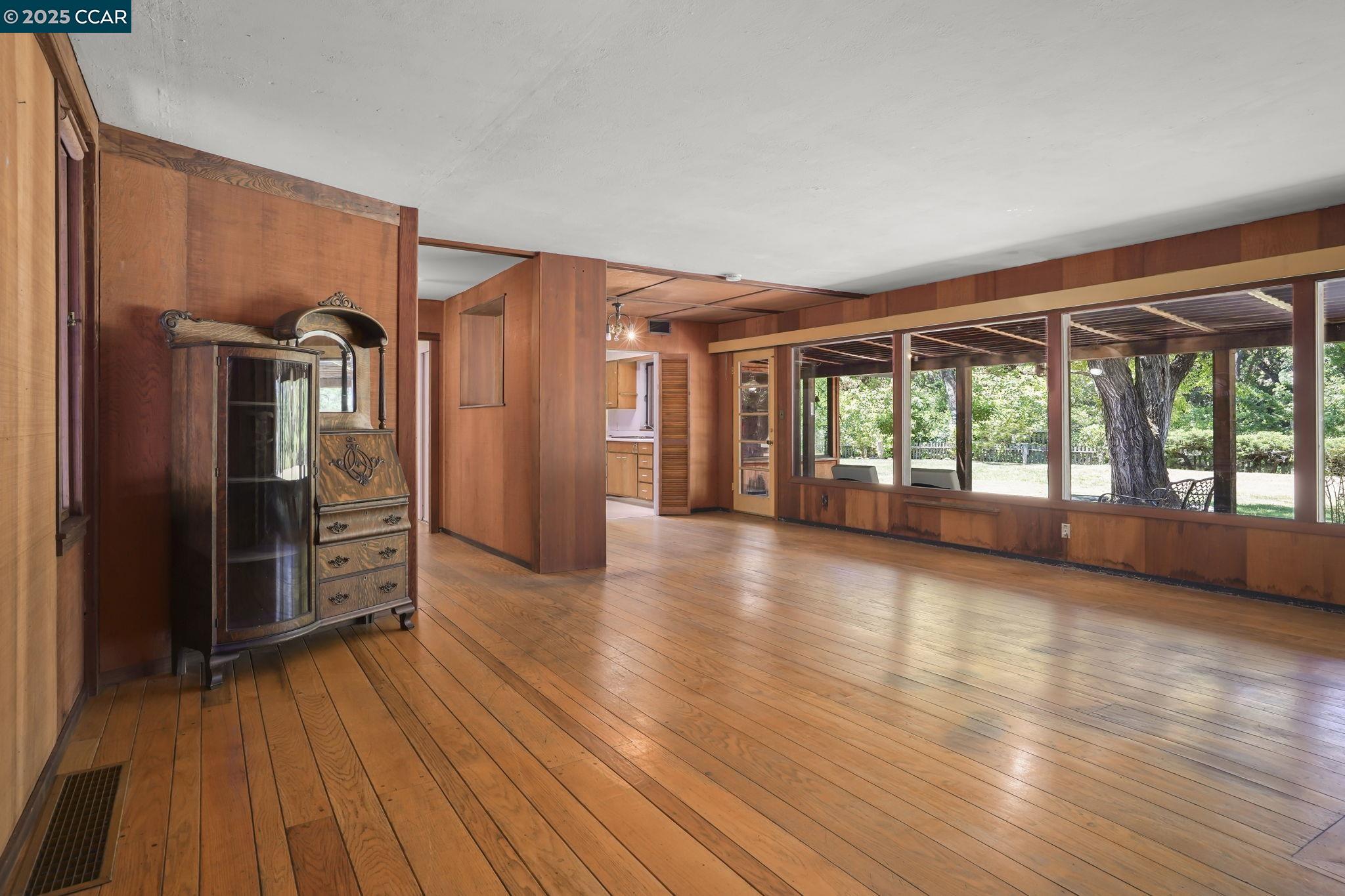 586 Lakewood Cir