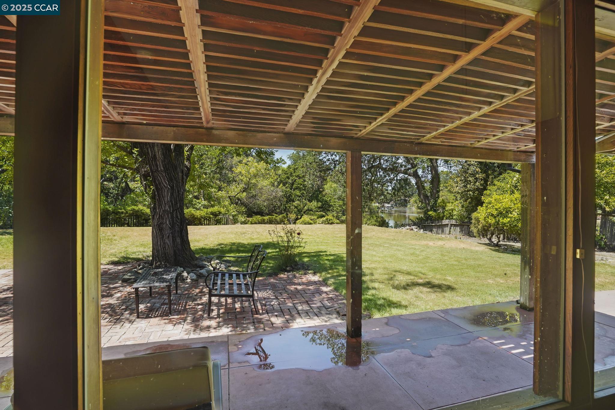 586 Lakewood Cir