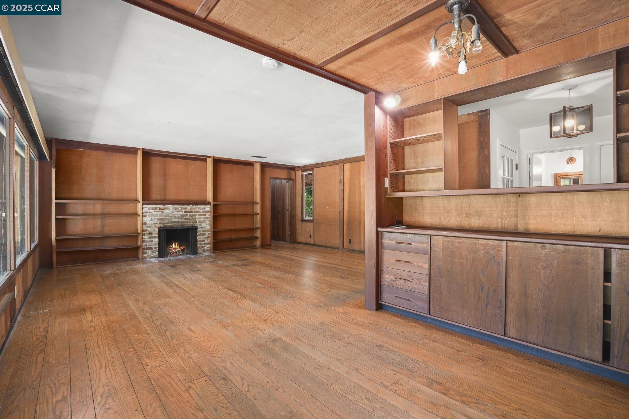 586 Lakewood Cir