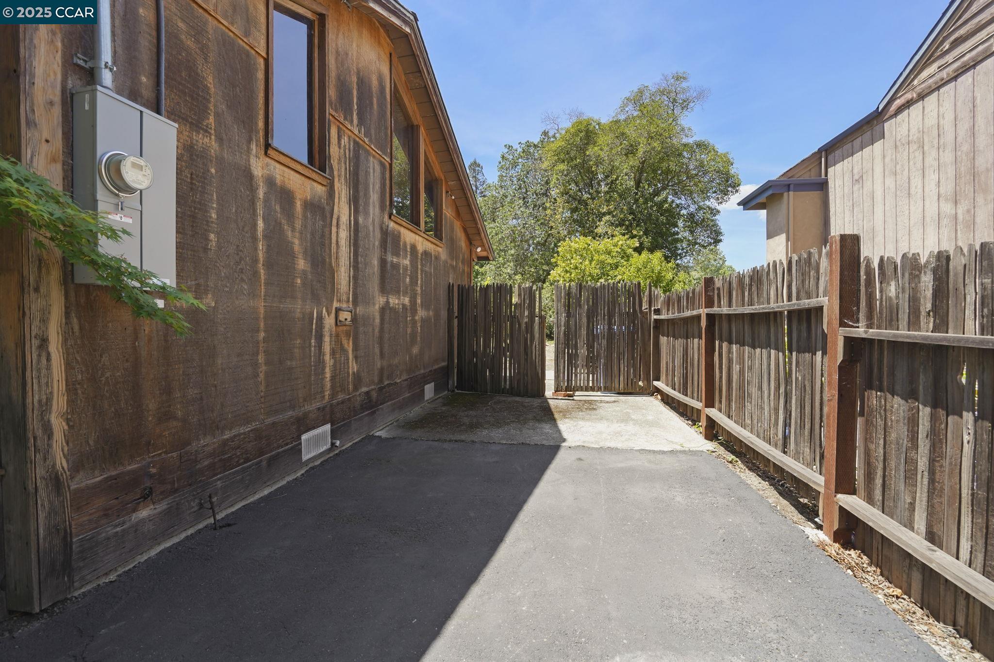 586 Lakewood Cir