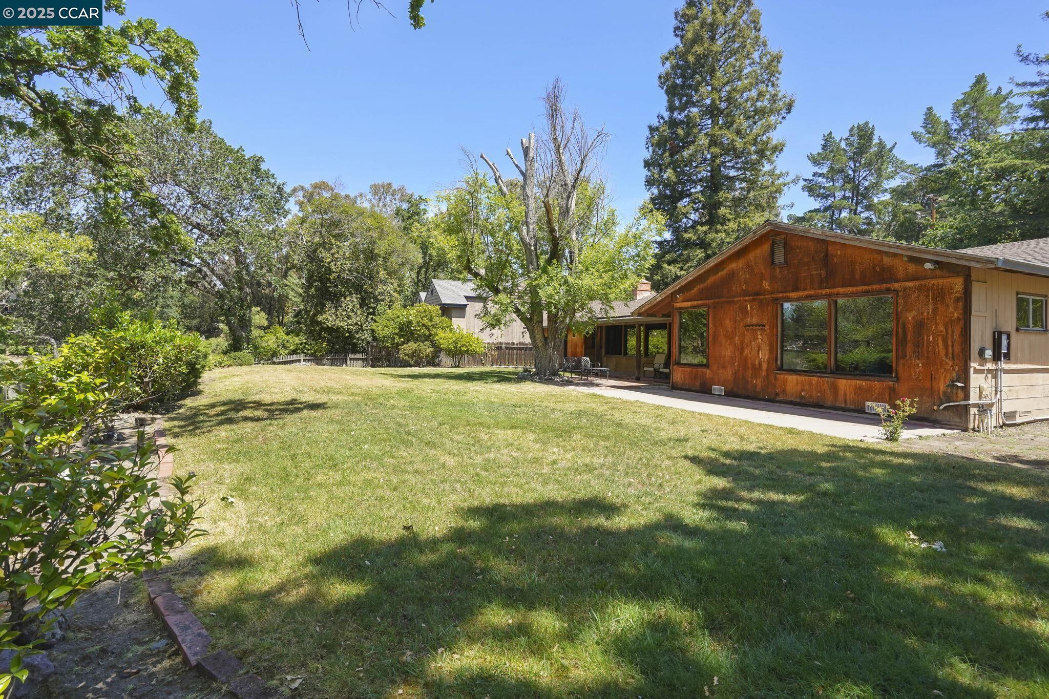 586 Lakewood Cir