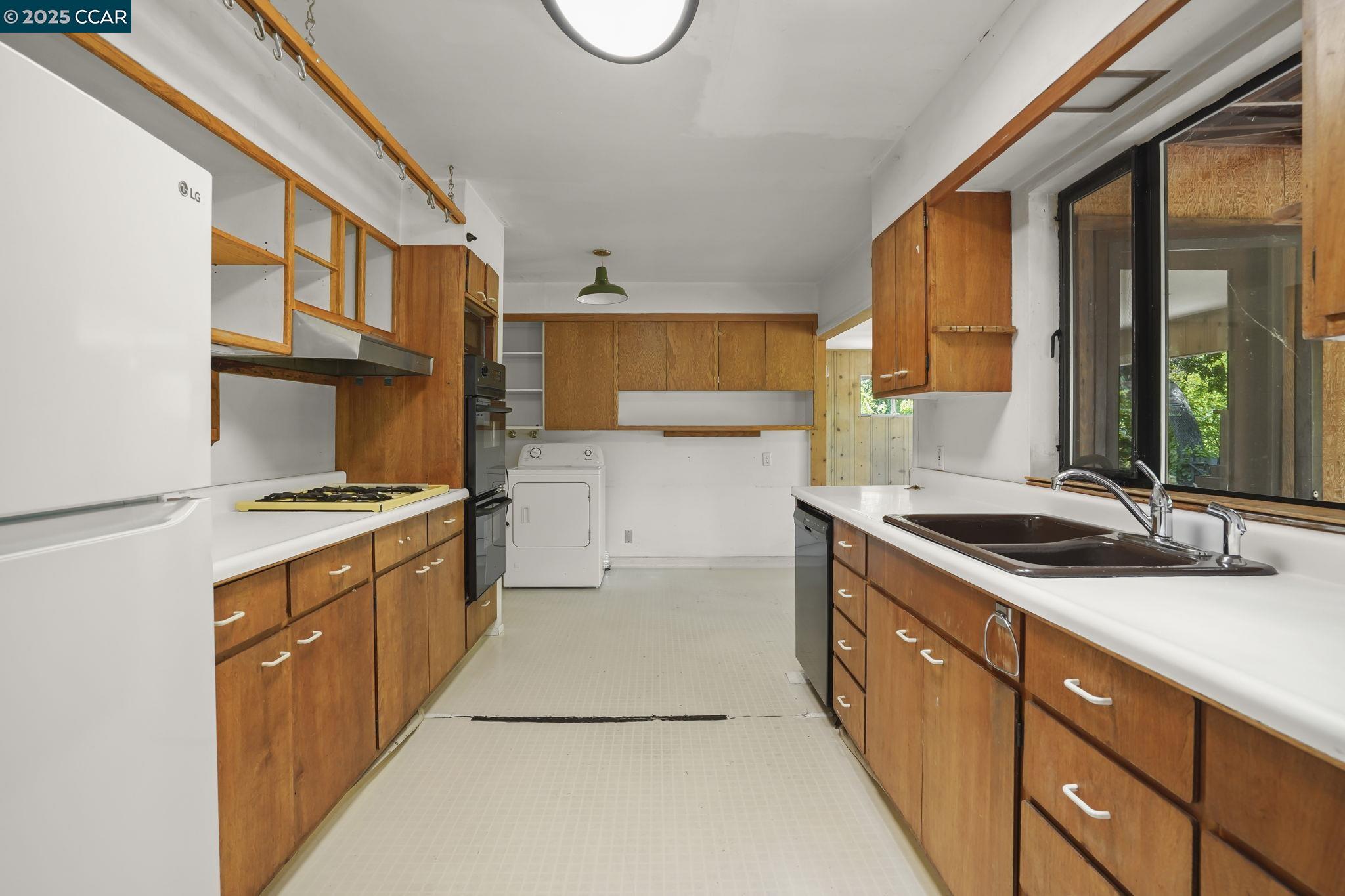 586 Lakewood Cir