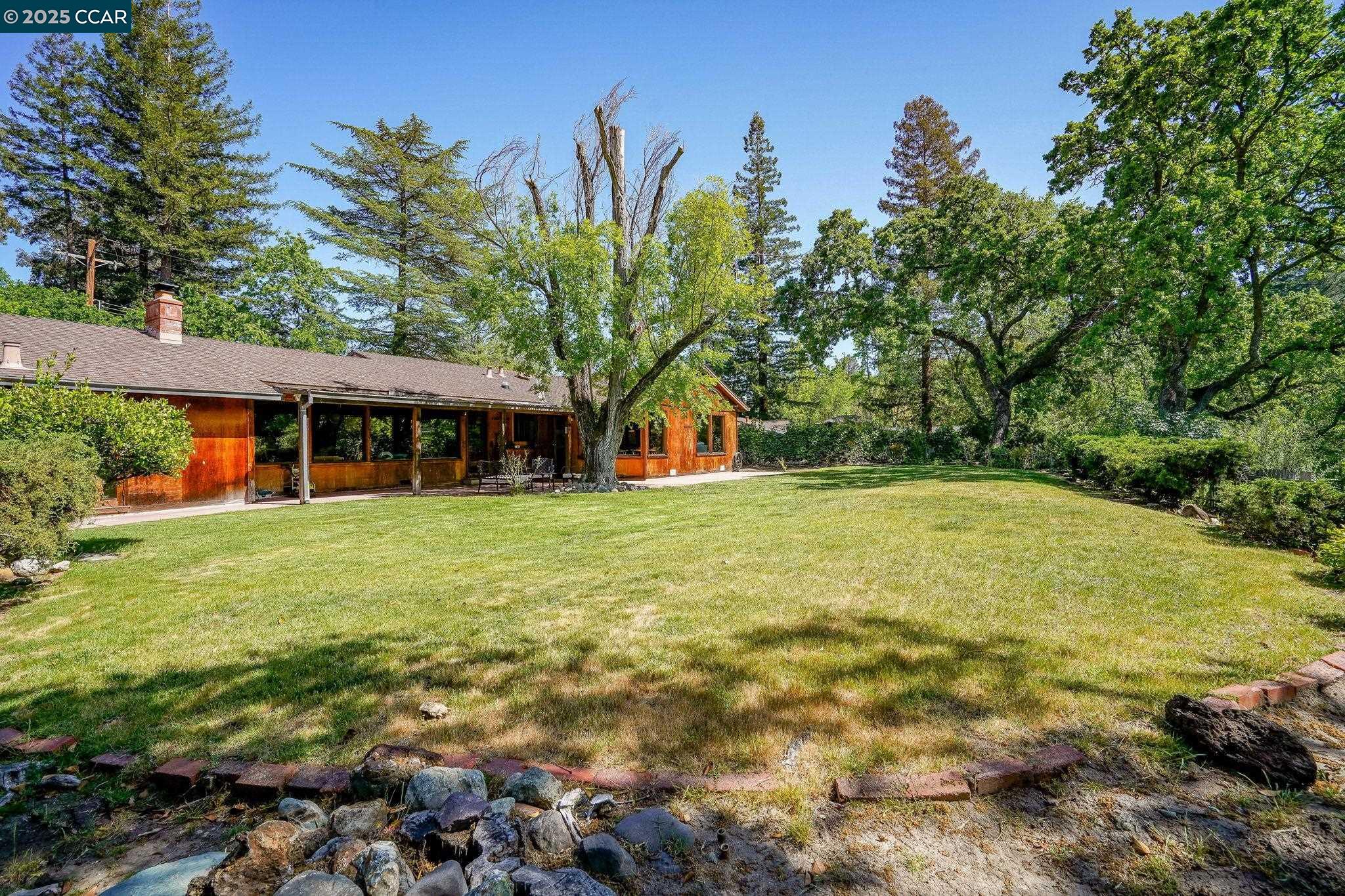 586 Lakewood Cir