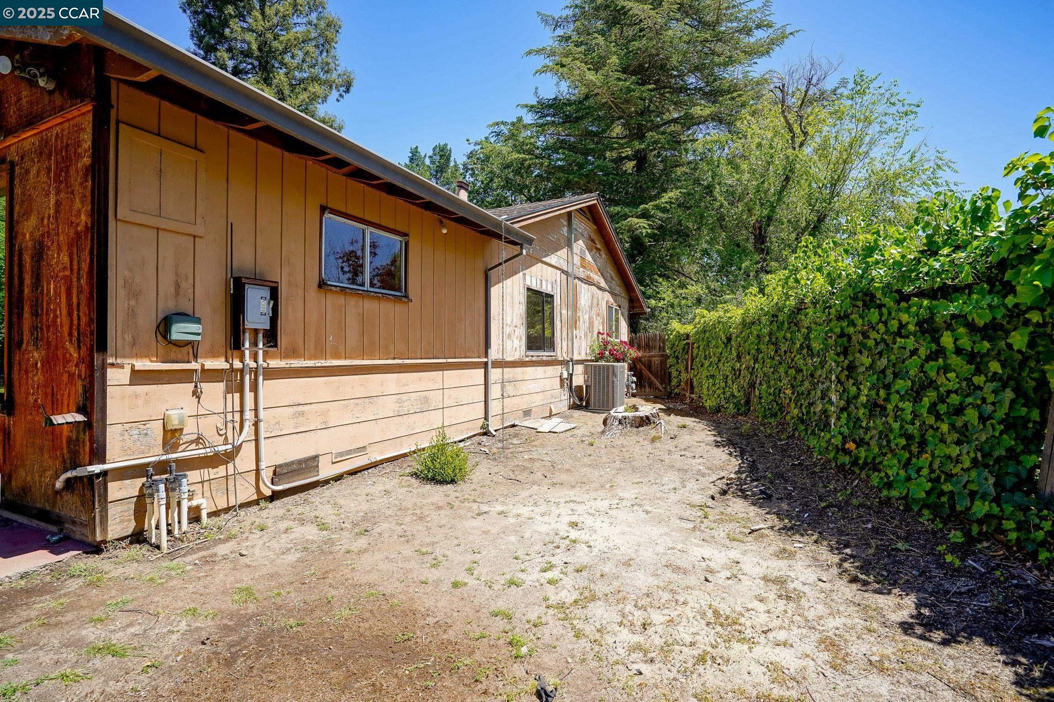 586 Lakewood Cir