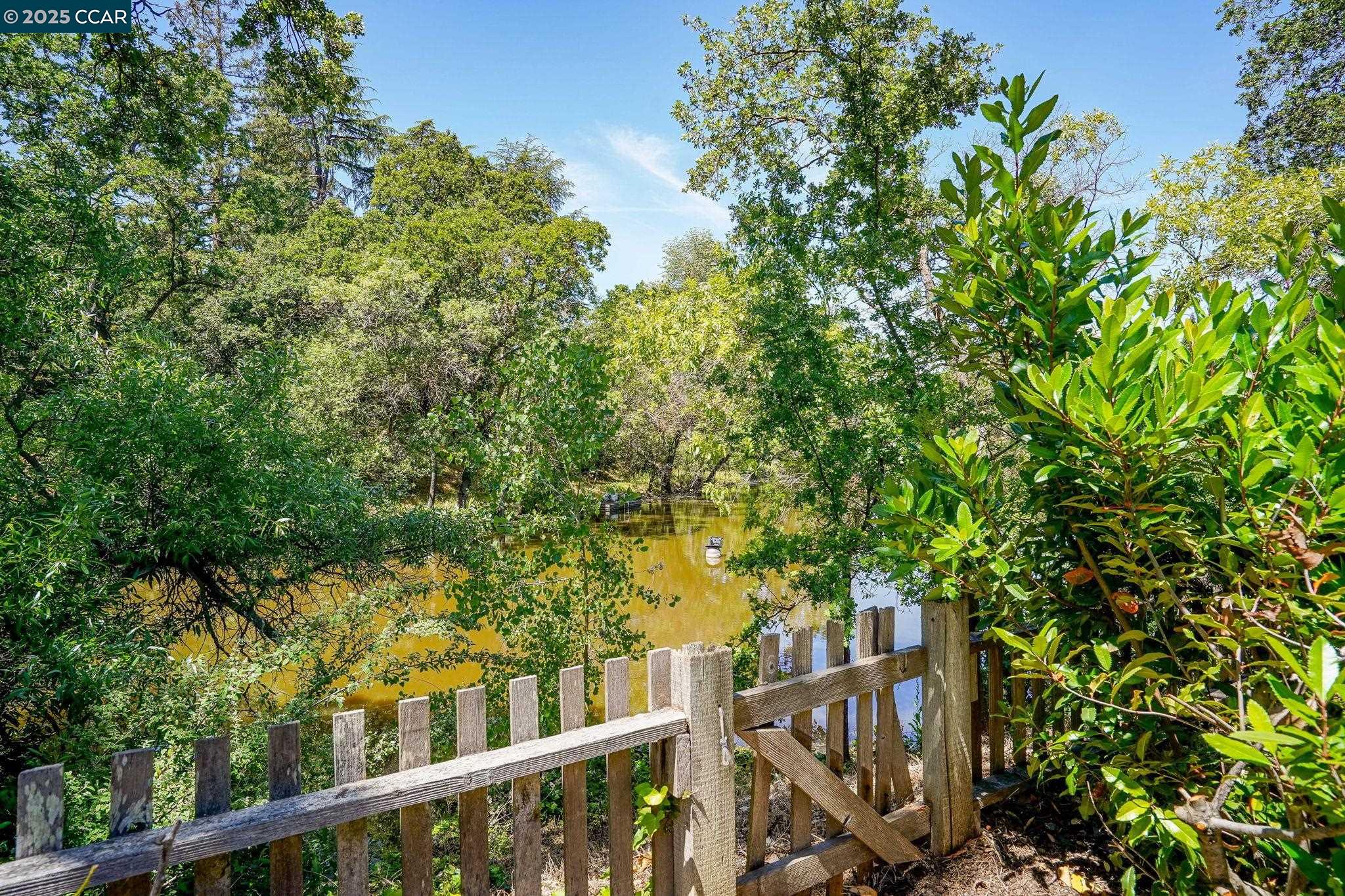 586 Lakewood Cir