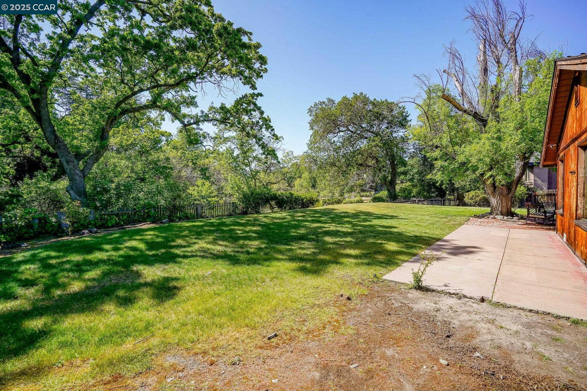 586 Lakewood Cir