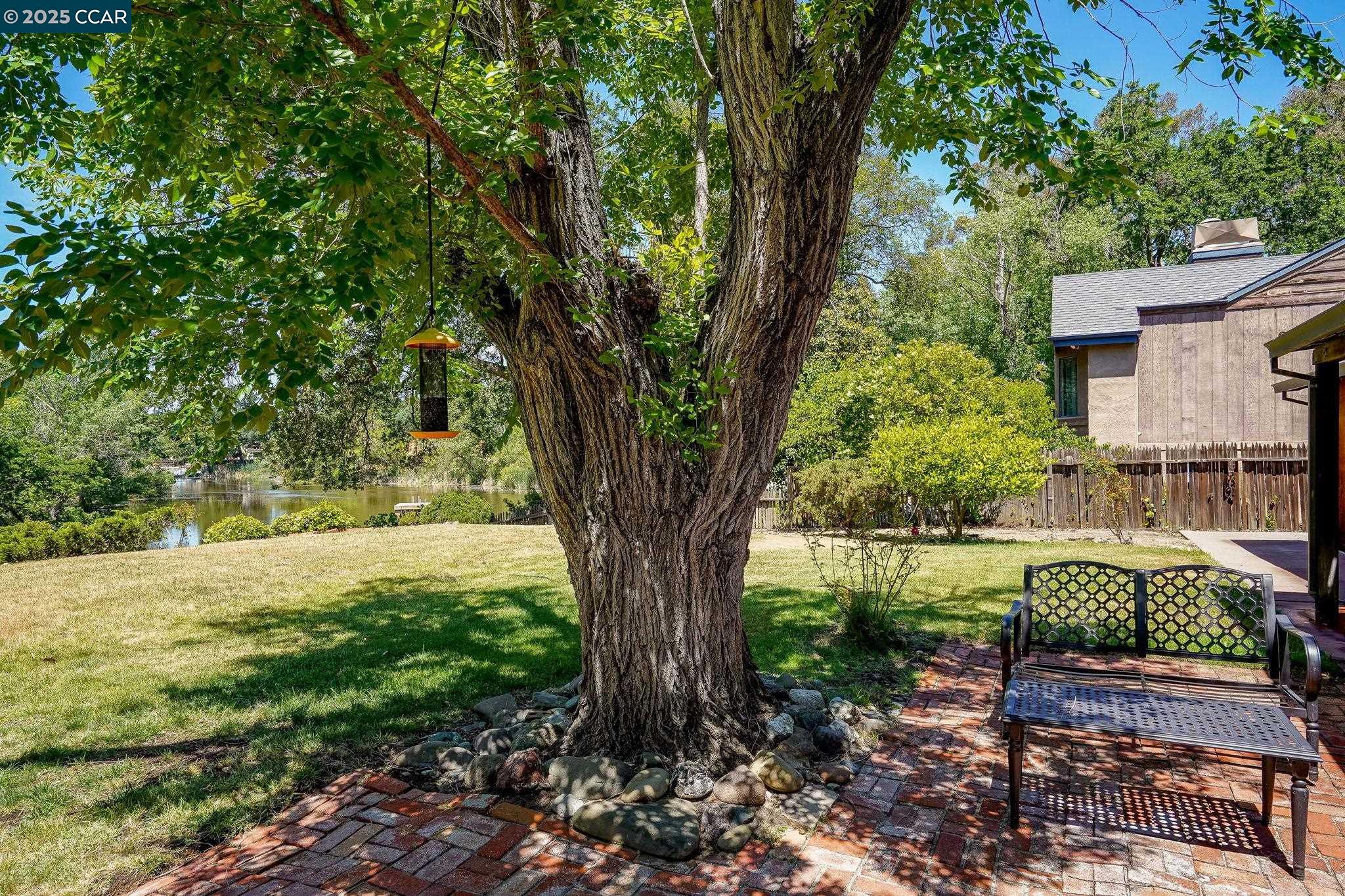 586 Lakewood Cir