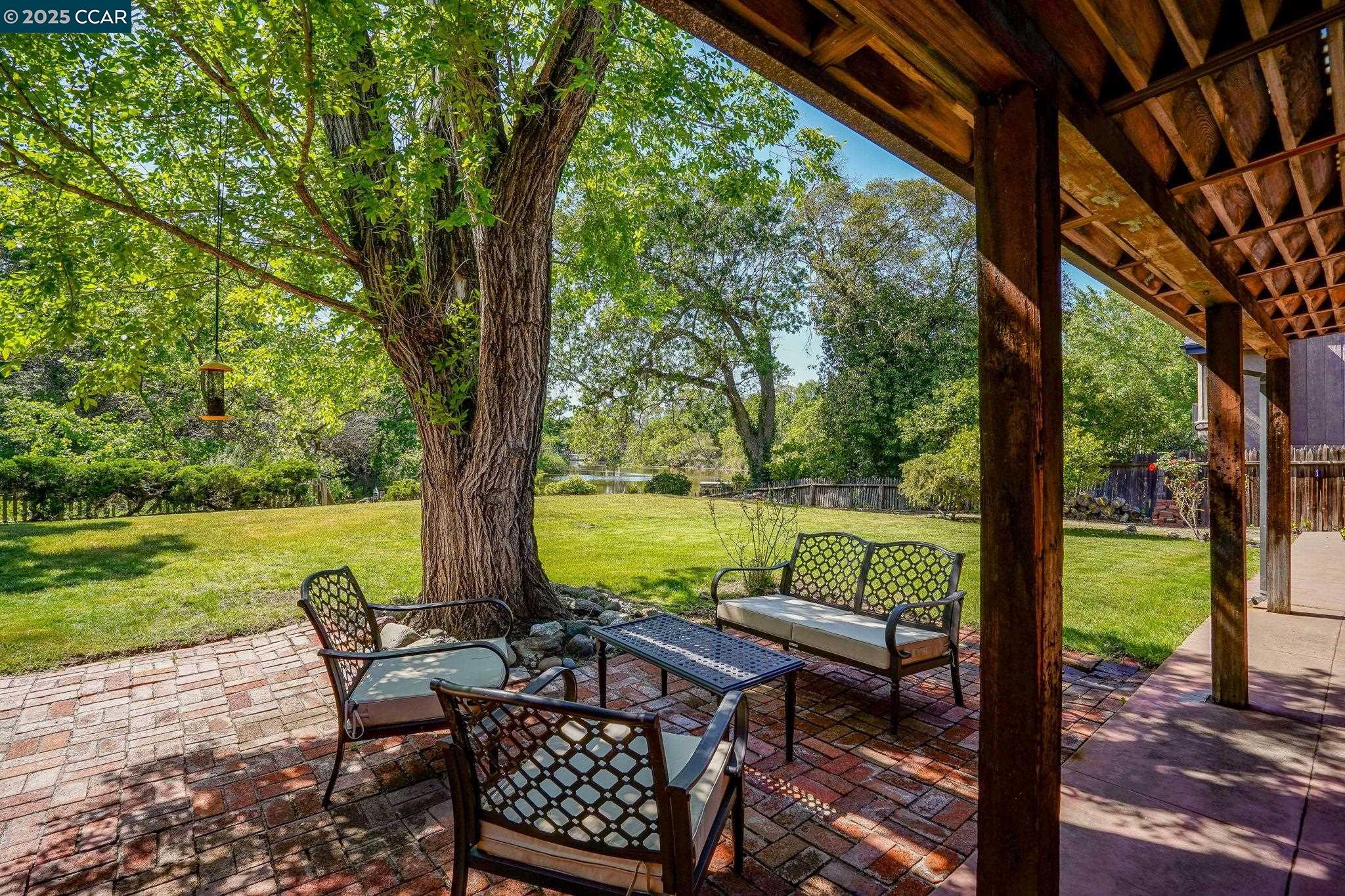 586 Lakewood Cir