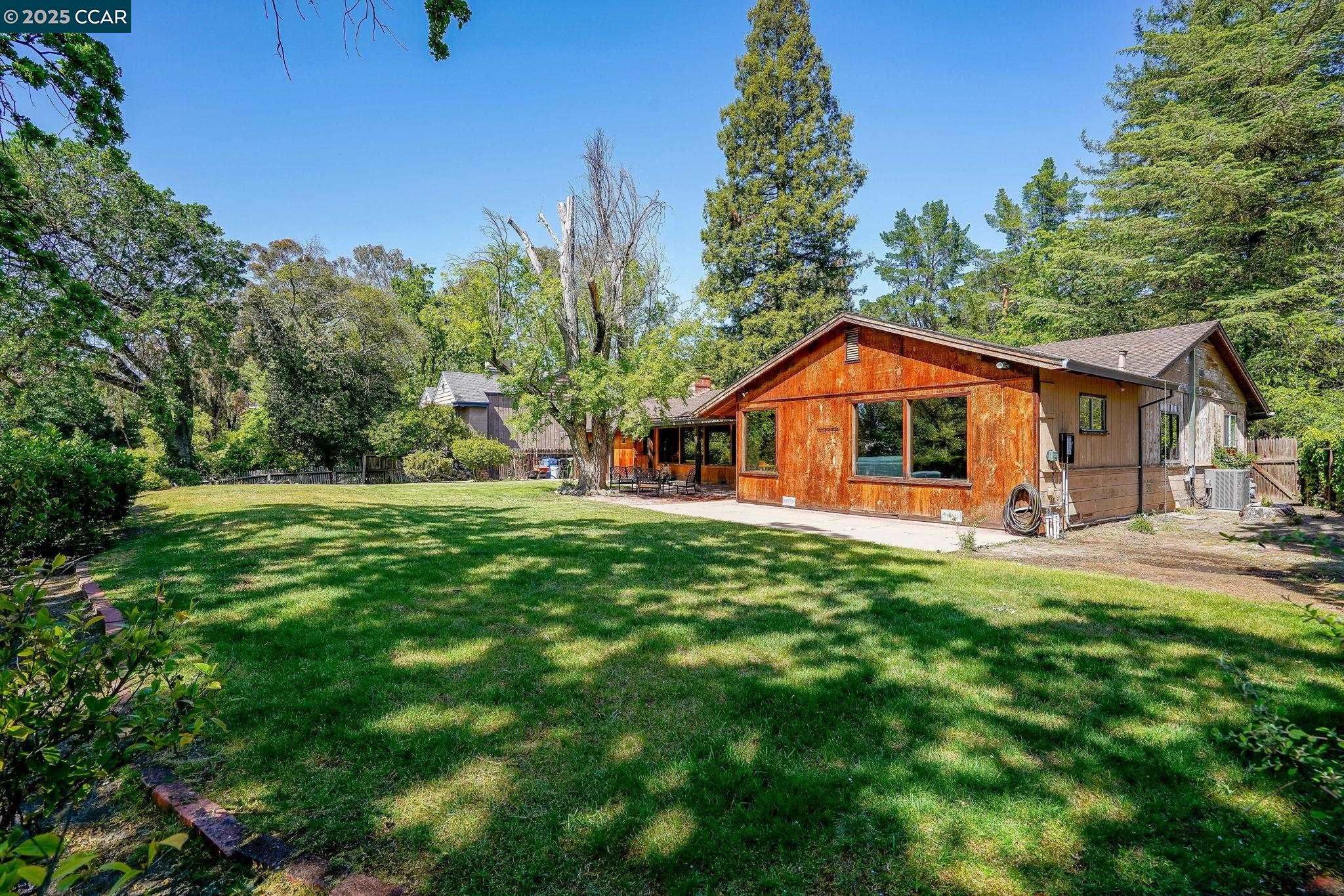 586 Lakewood Cir
