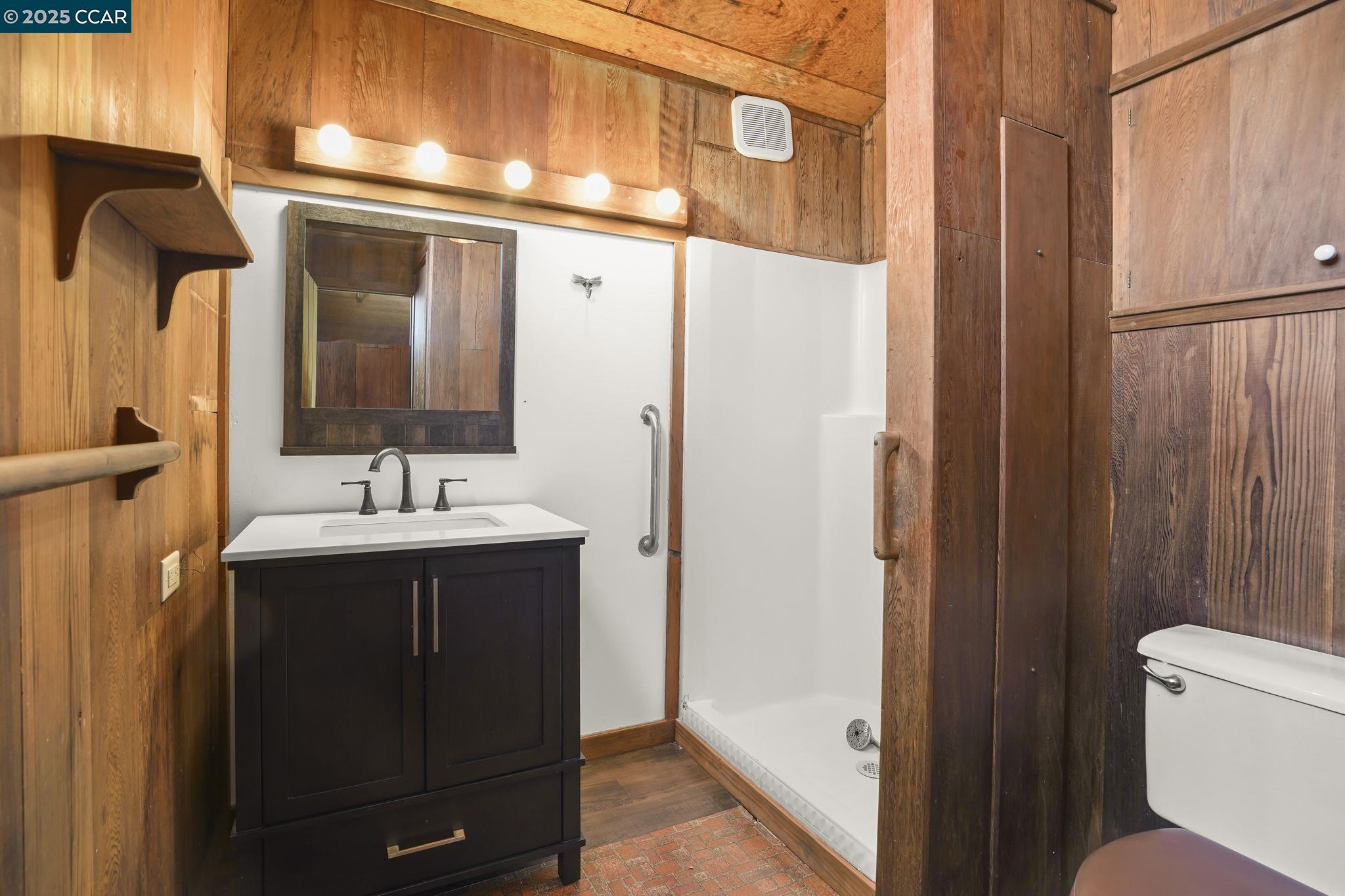 586 Lakewood Cir