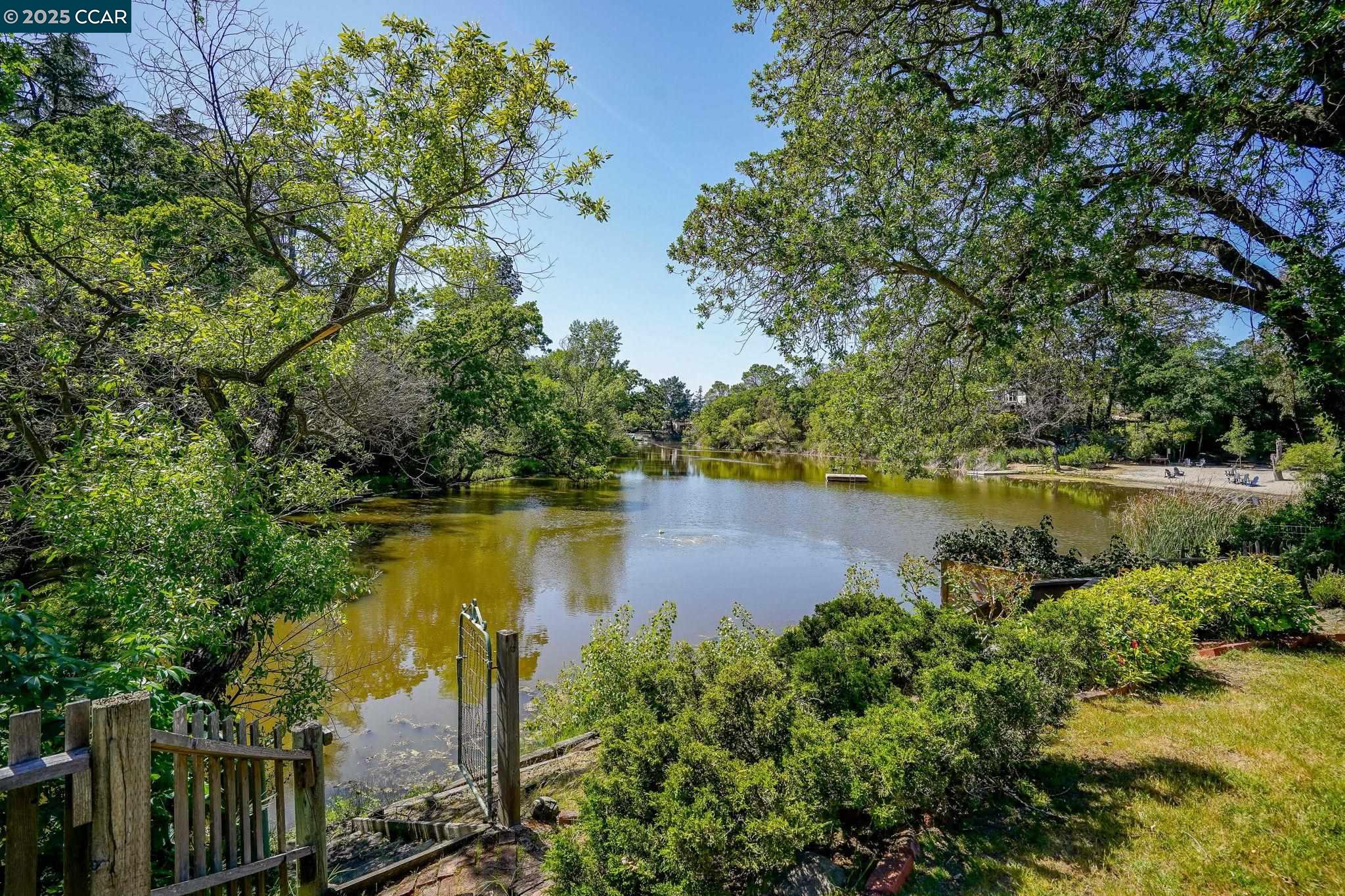 586 Lakewood Cir