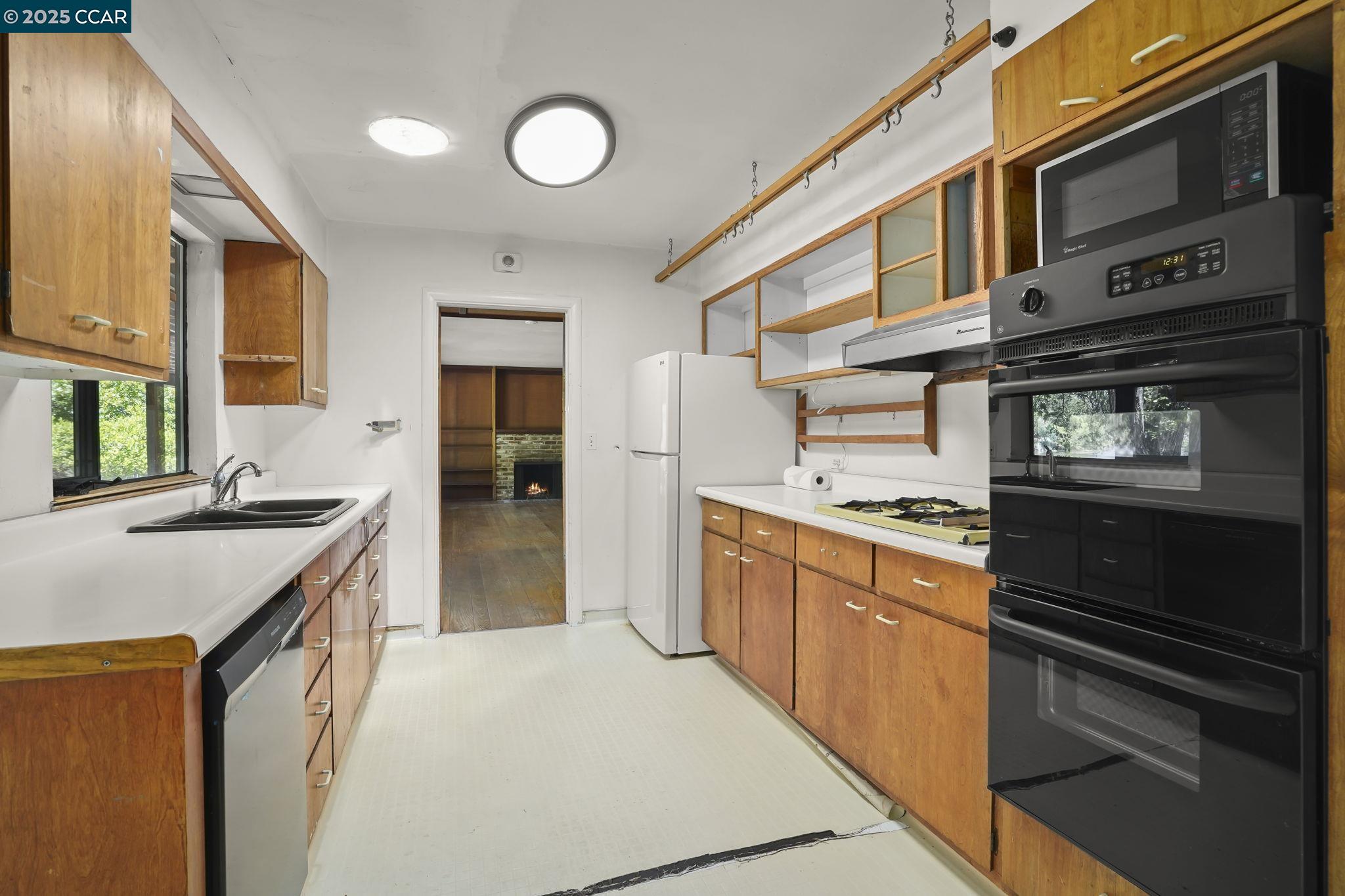 586 Lakewood Cir