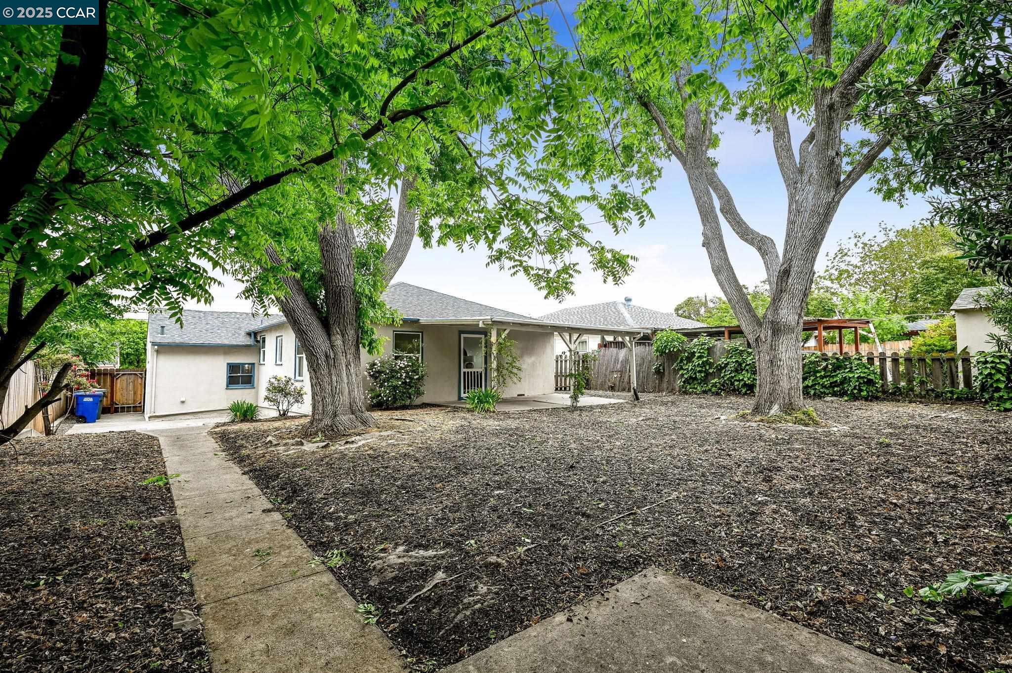 2272 Acacia Dr