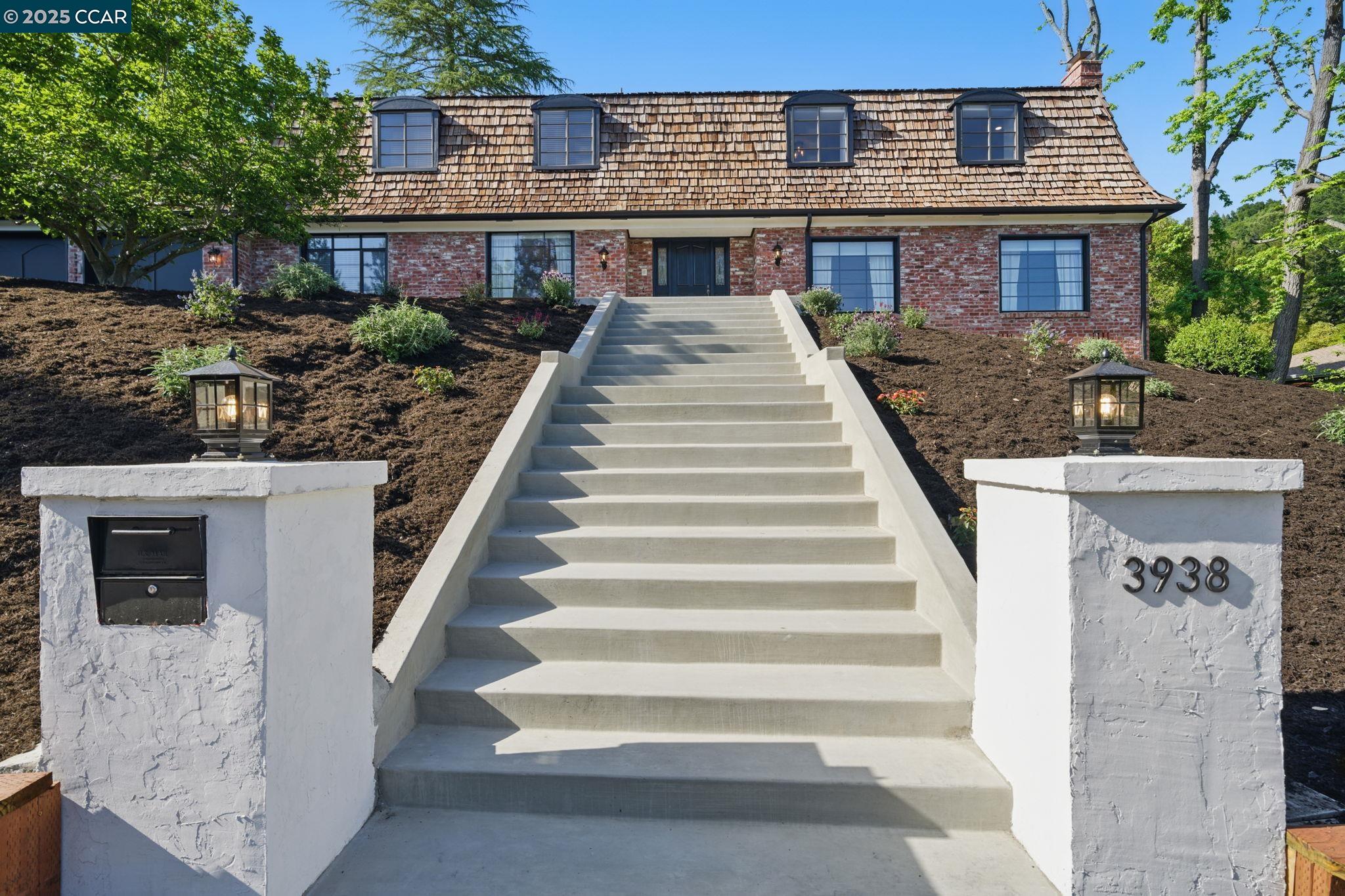 3938 Los Arabis Dr
