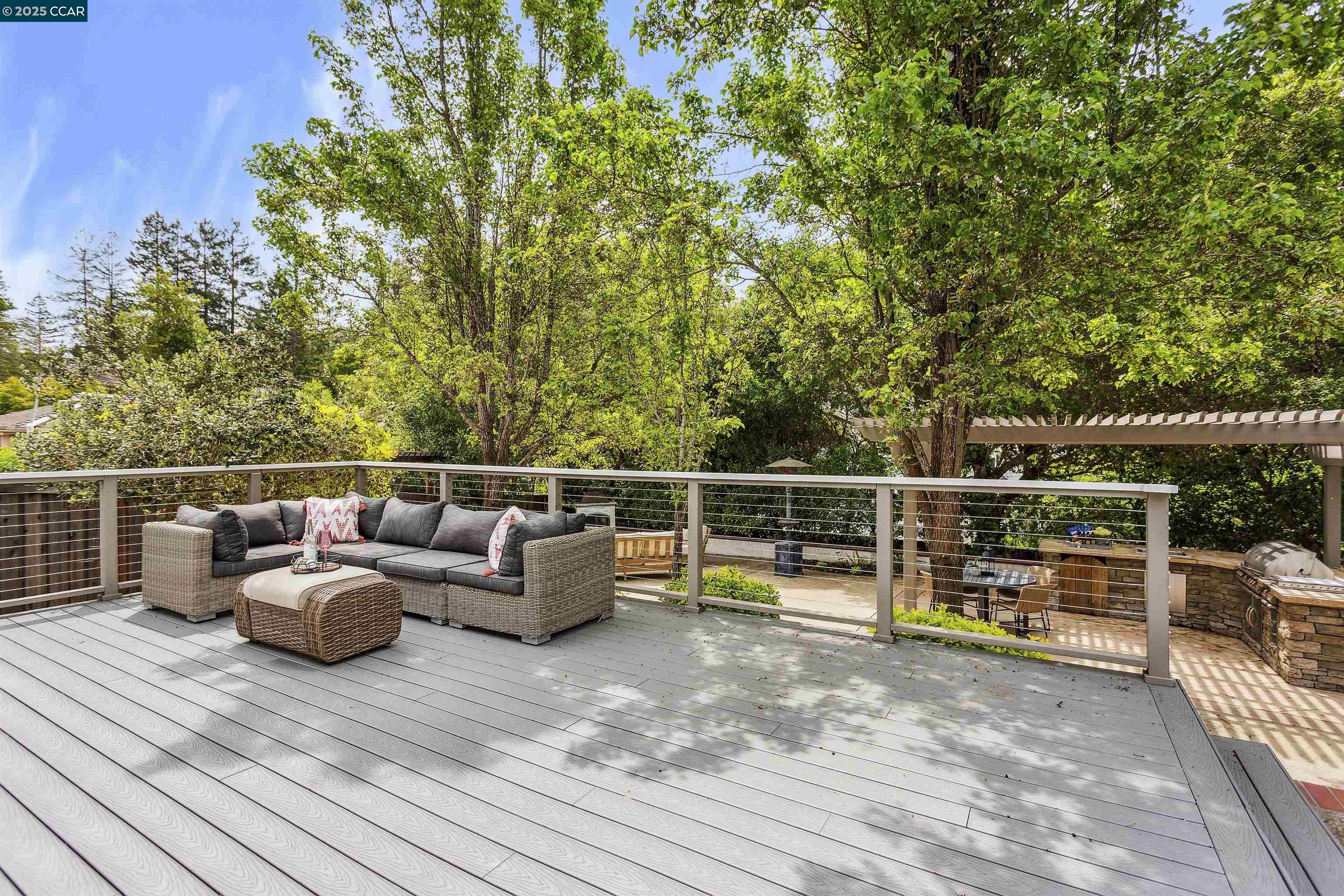 5 Pine Tree Ln