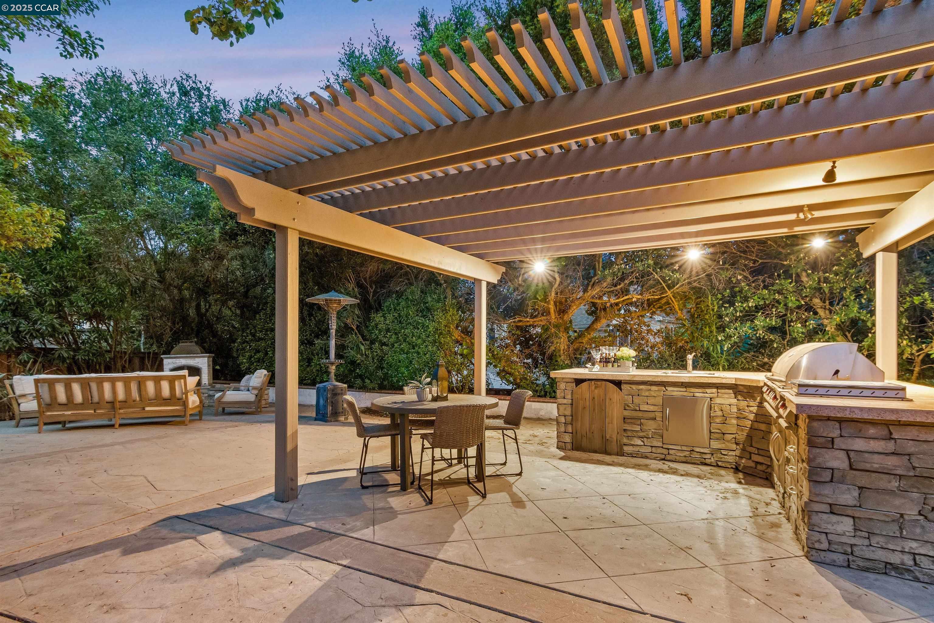 5 Pine Tree Ln