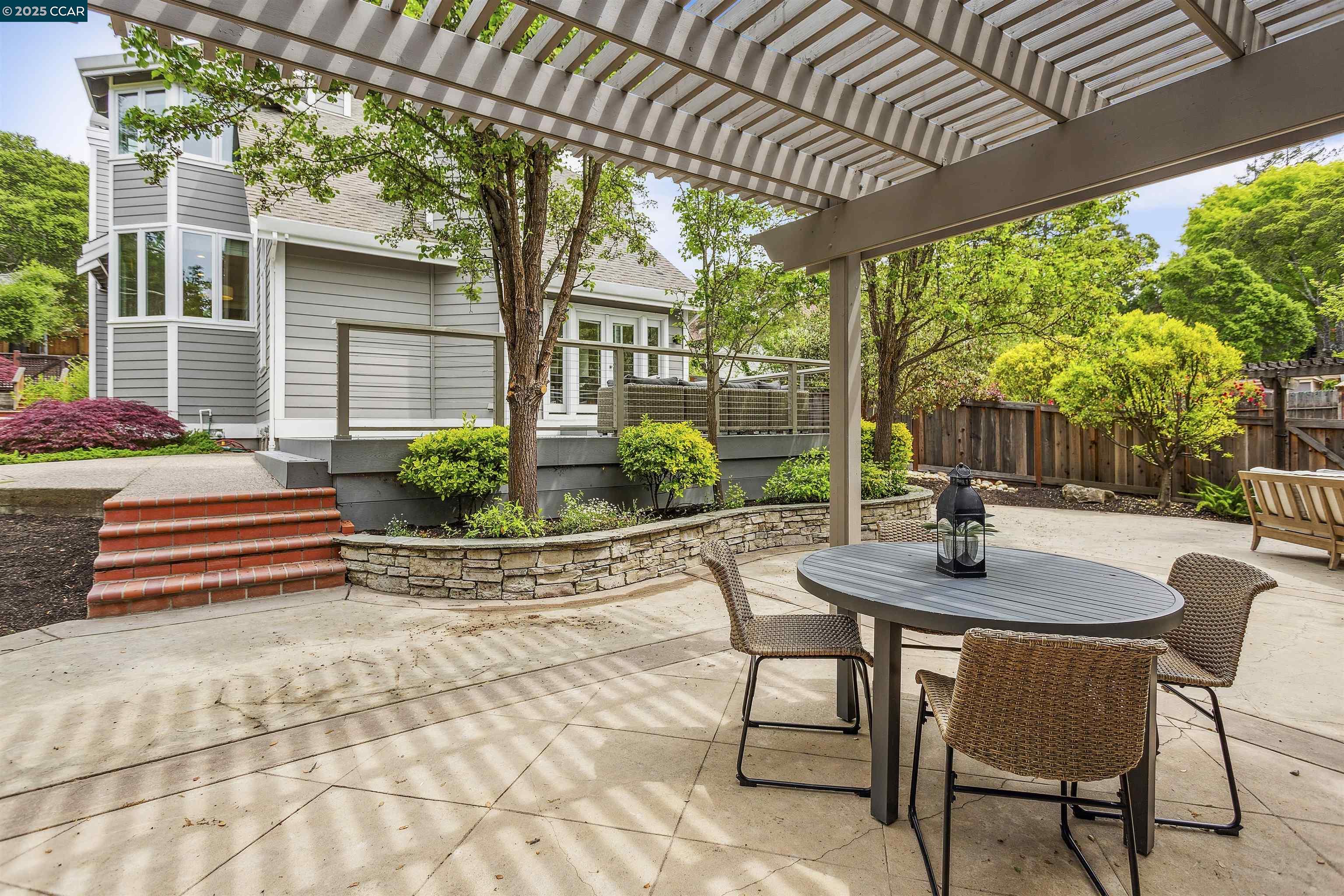 5 Pine Tree Ln