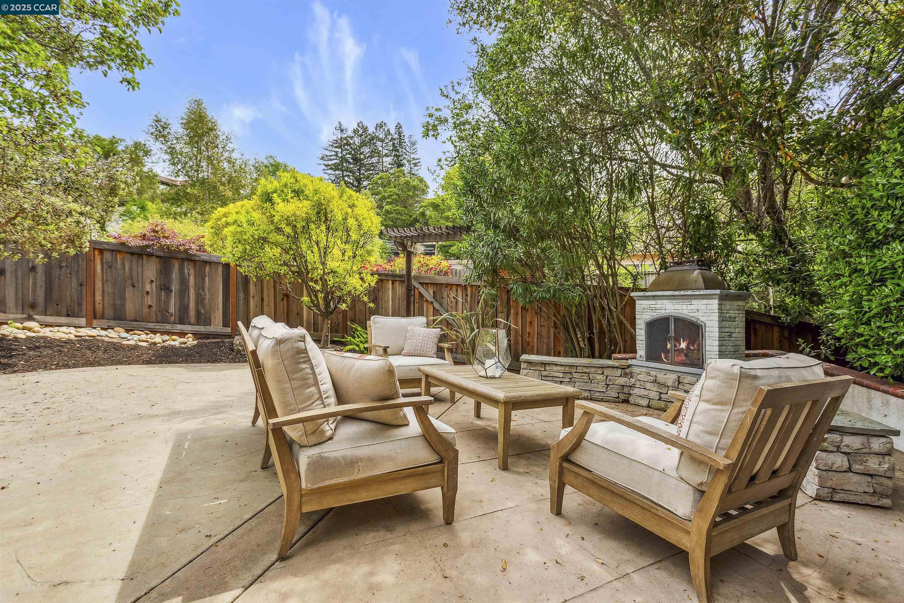 5 Pine Tree Ln