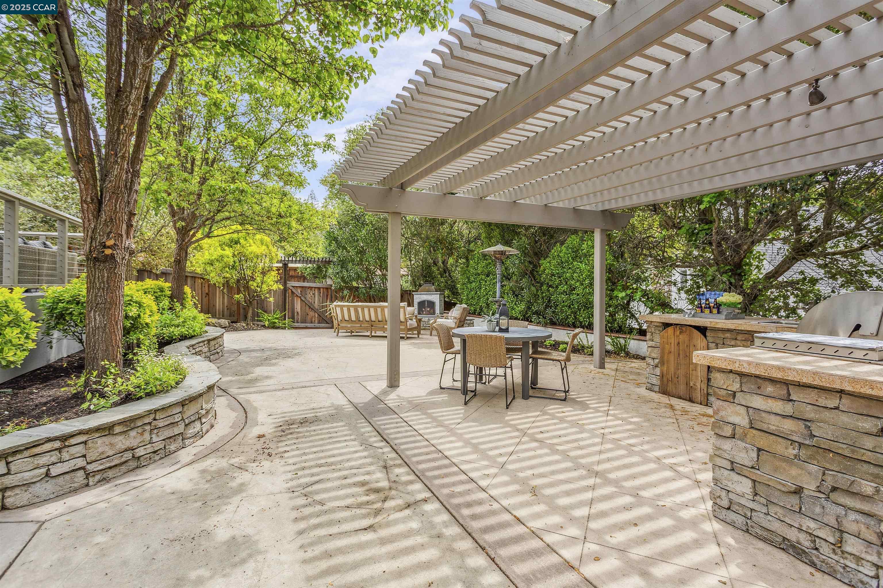 5 Pine Tree Ln