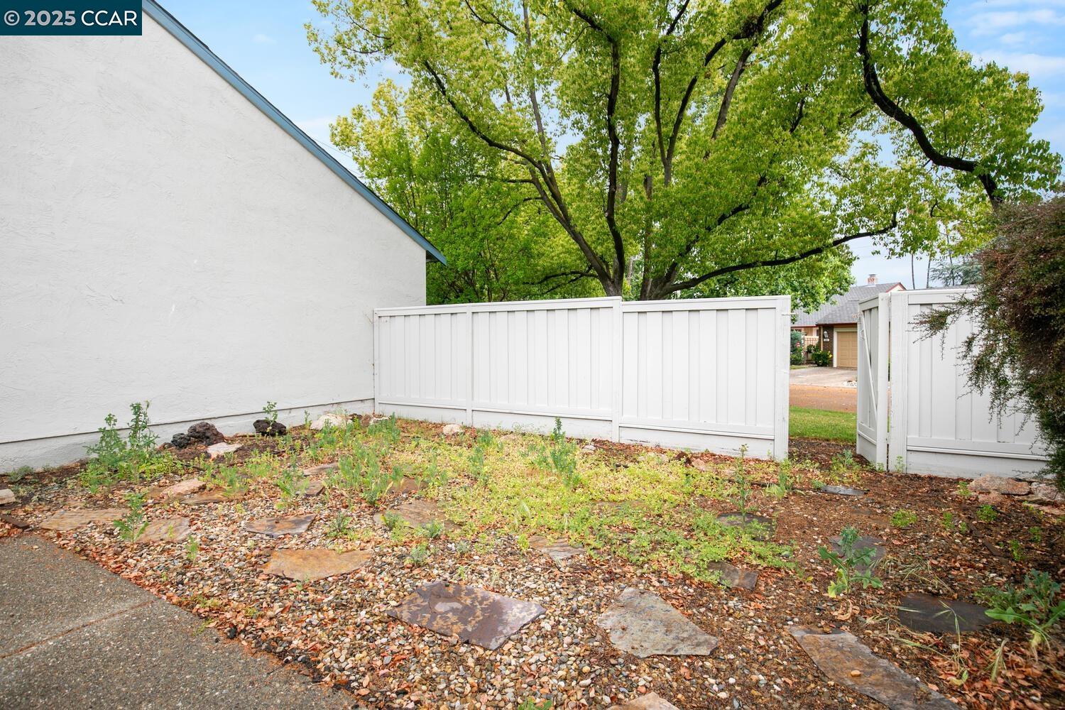 674 St Ives Ct