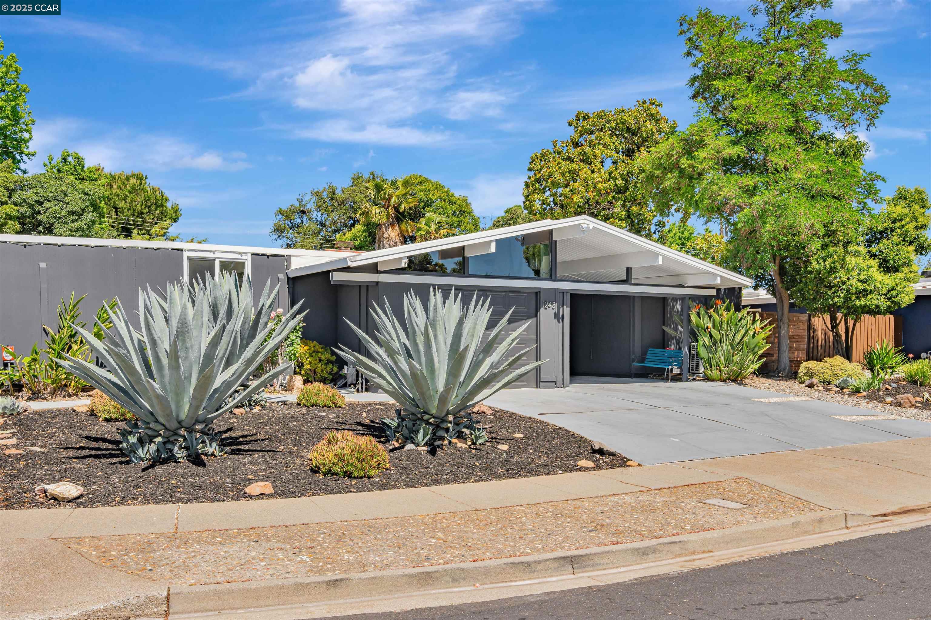 1243 Lancashire Dr