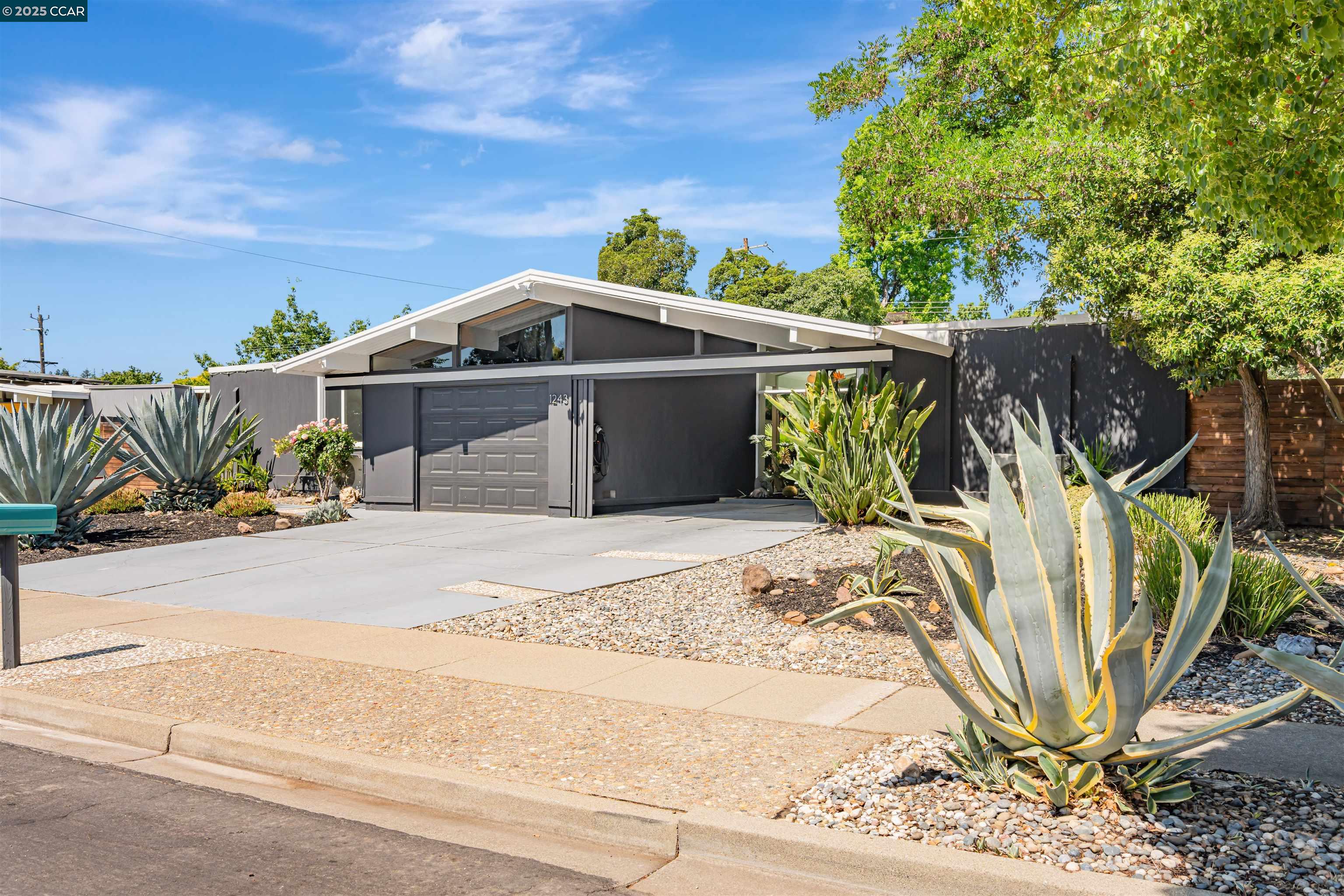 1243 Lancashire Dr