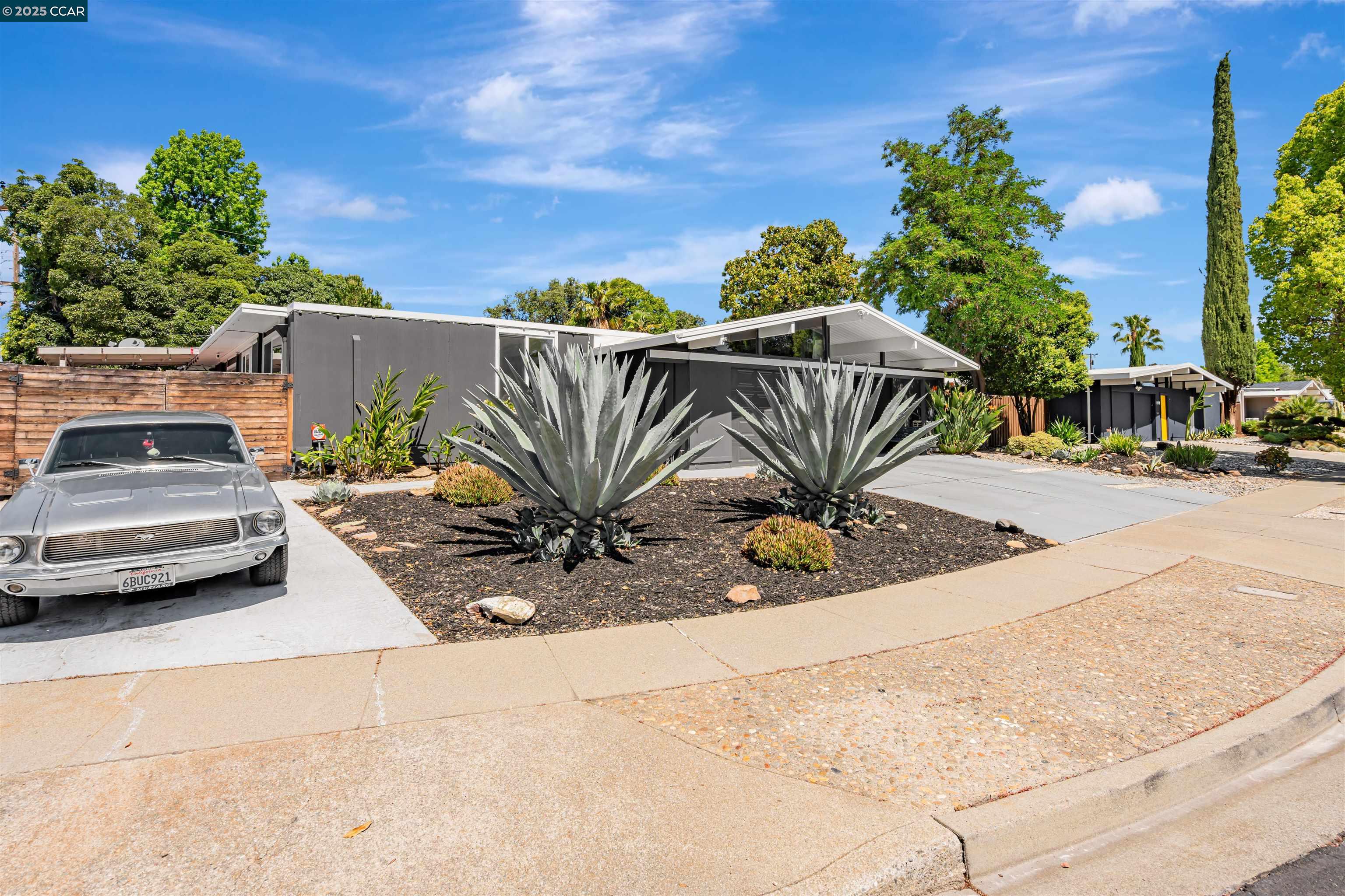 1243 Lancashire Dr