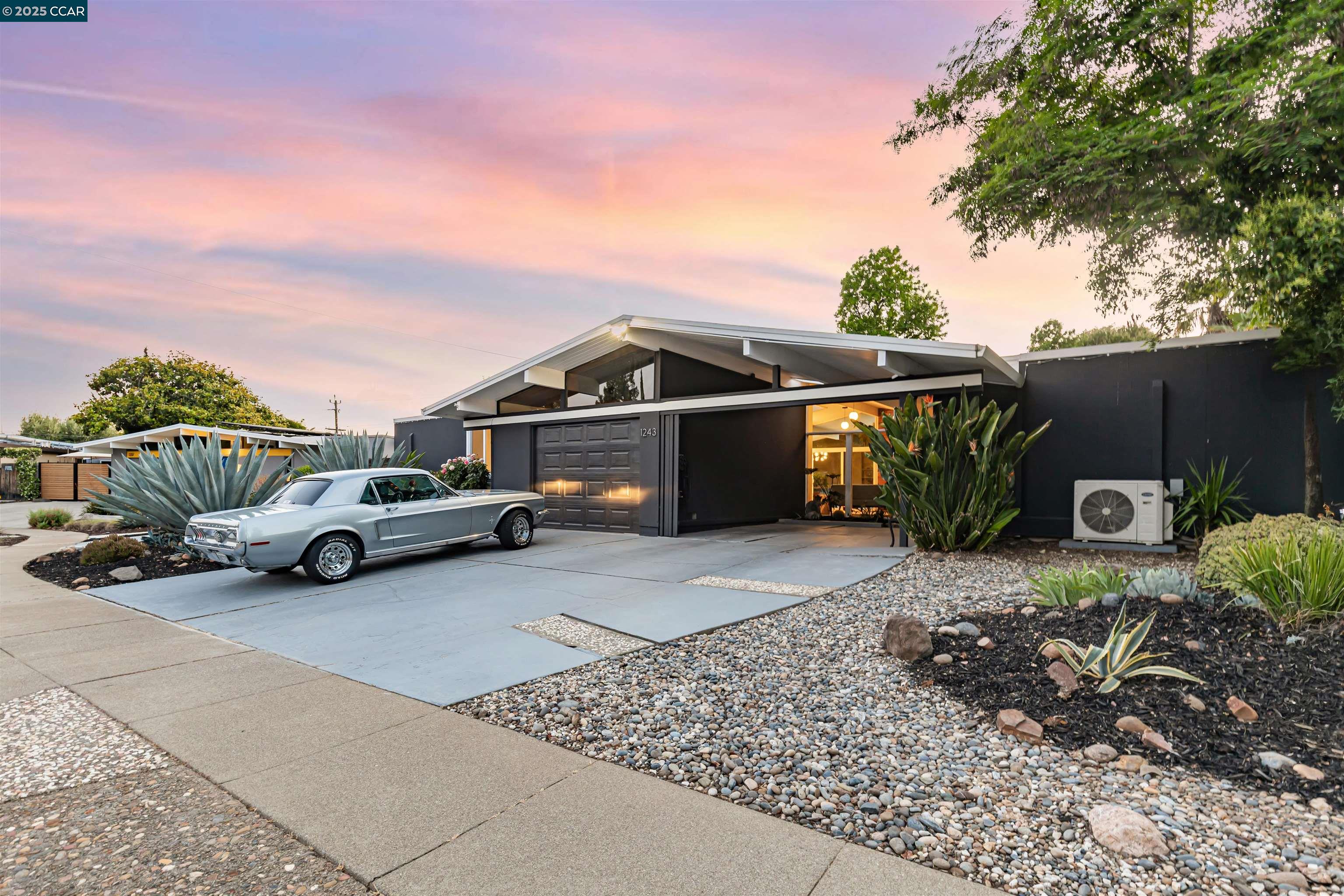 1243 Lancashire Dr