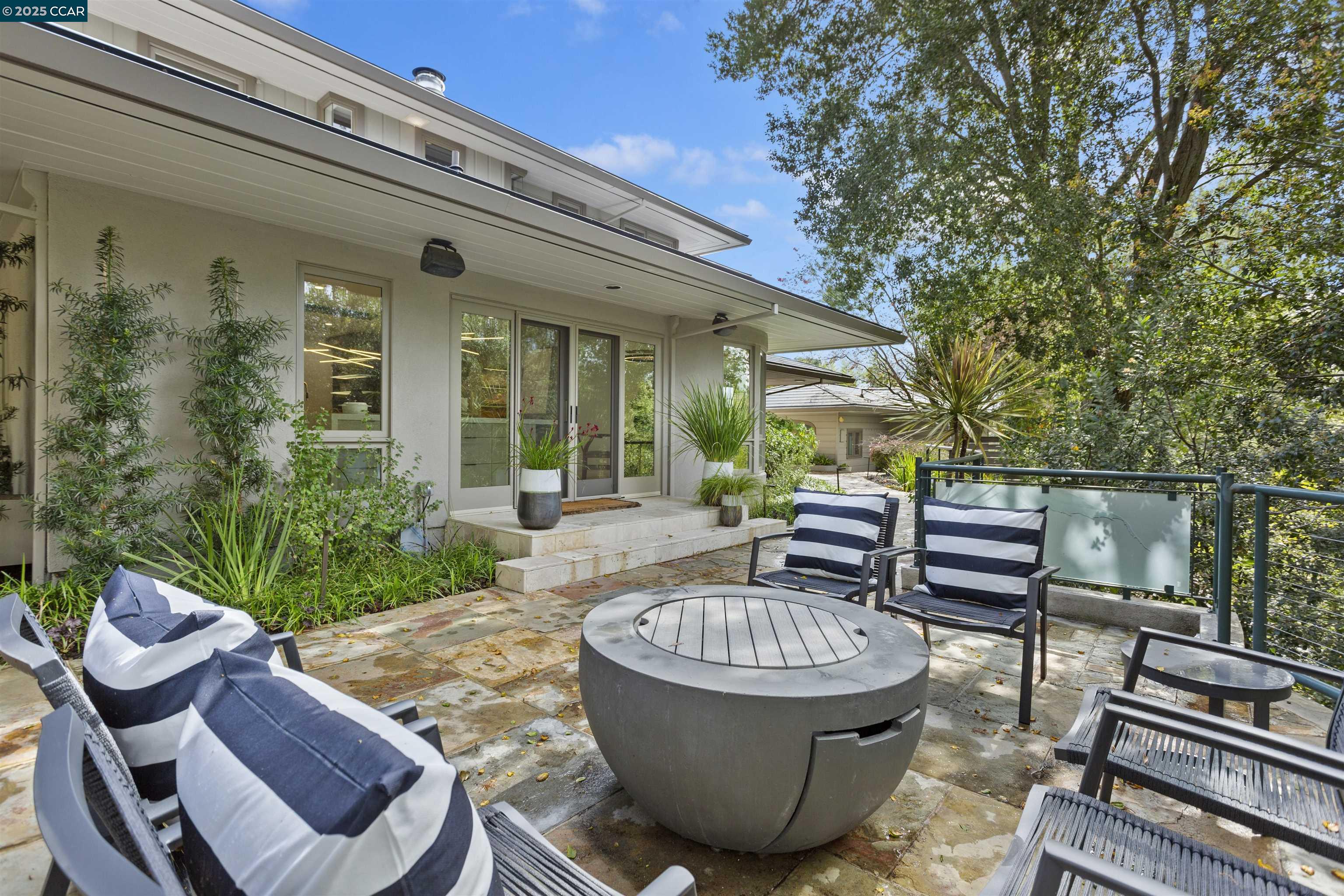 1121 Estates Dr