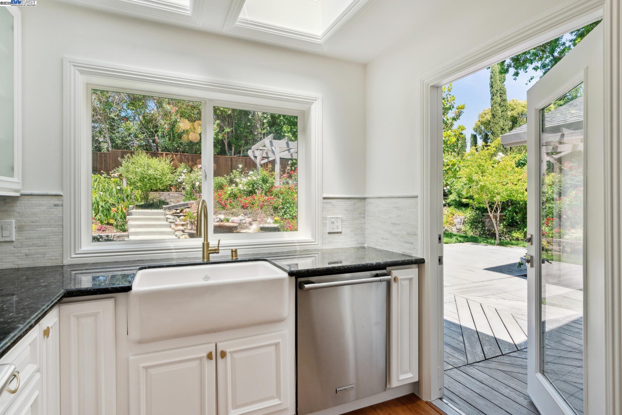 2643 Buena Vista Ave