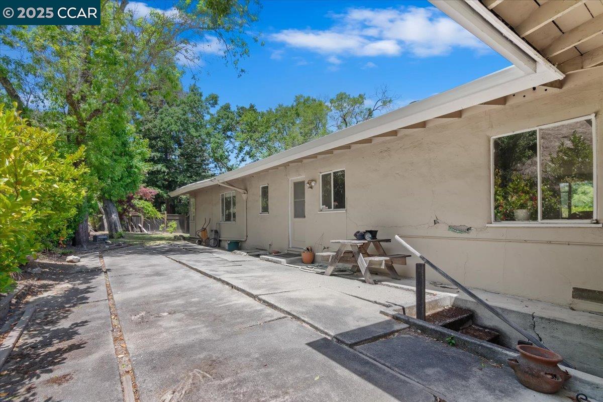 645 Evelyn Ct