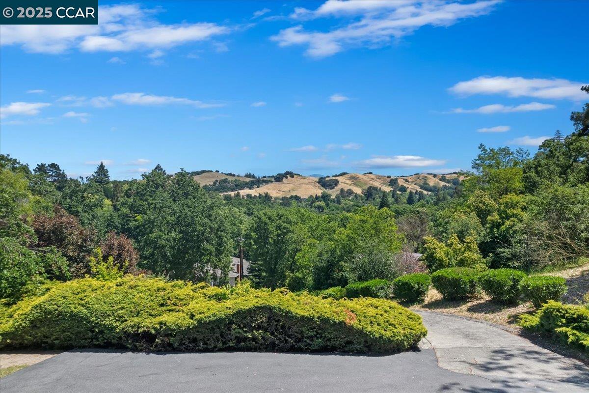 645 Evelyn Ct
