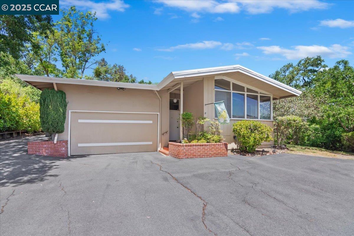 645 Evelyn Ct