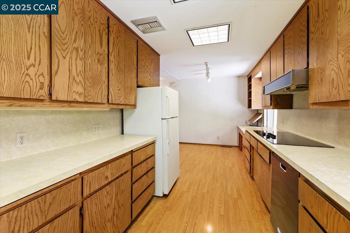 645 Evelyn Ct
