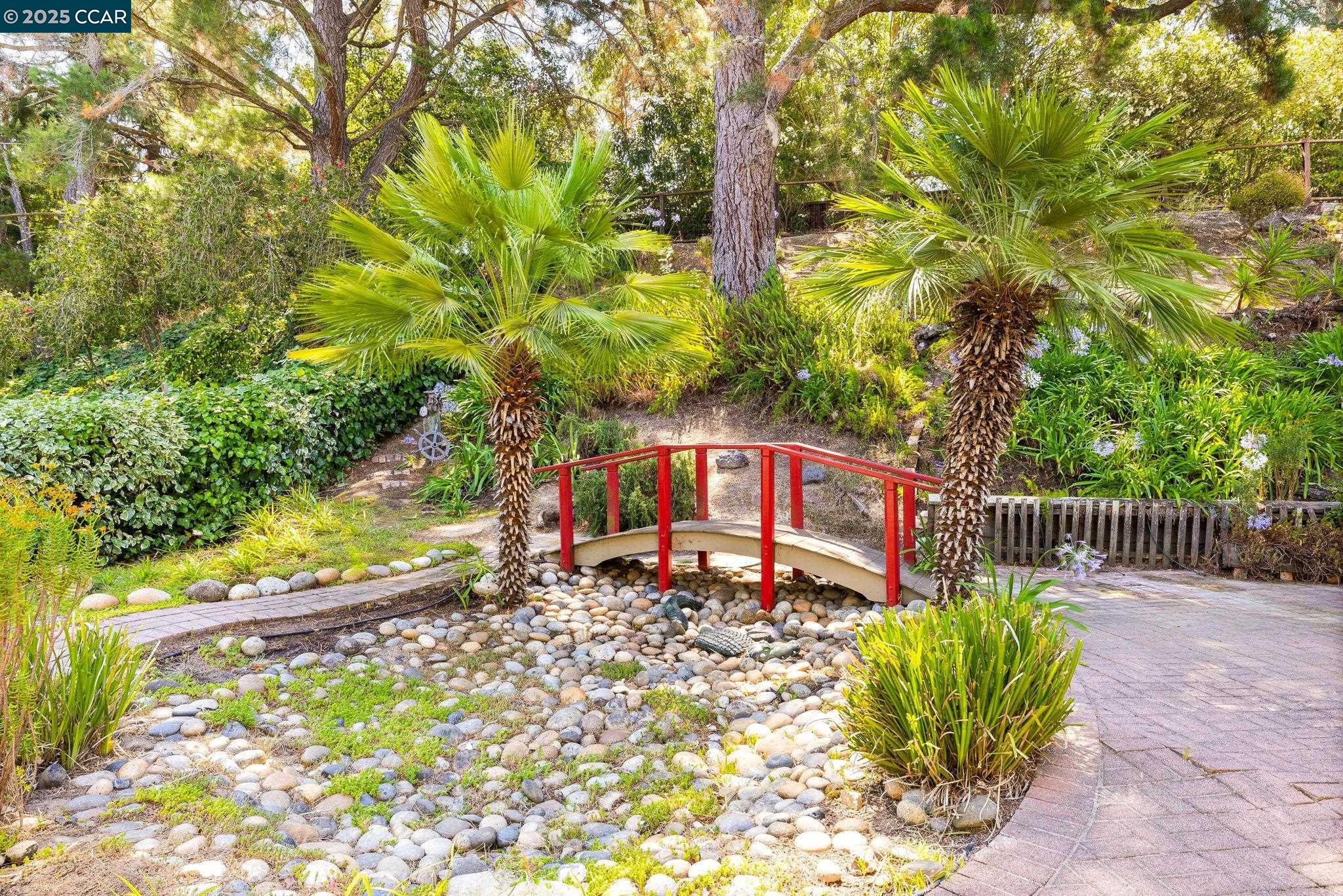 2325 Lariat Ln