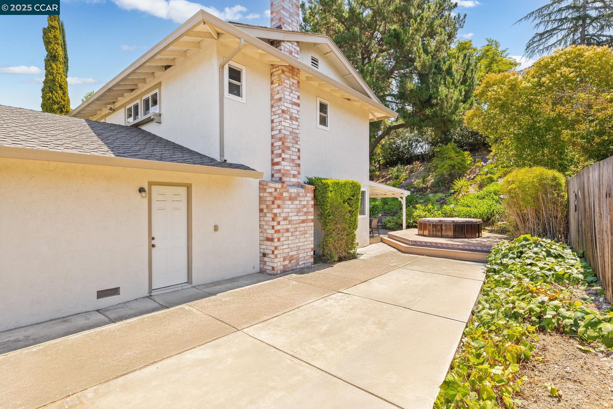 2325 Lariat Ln