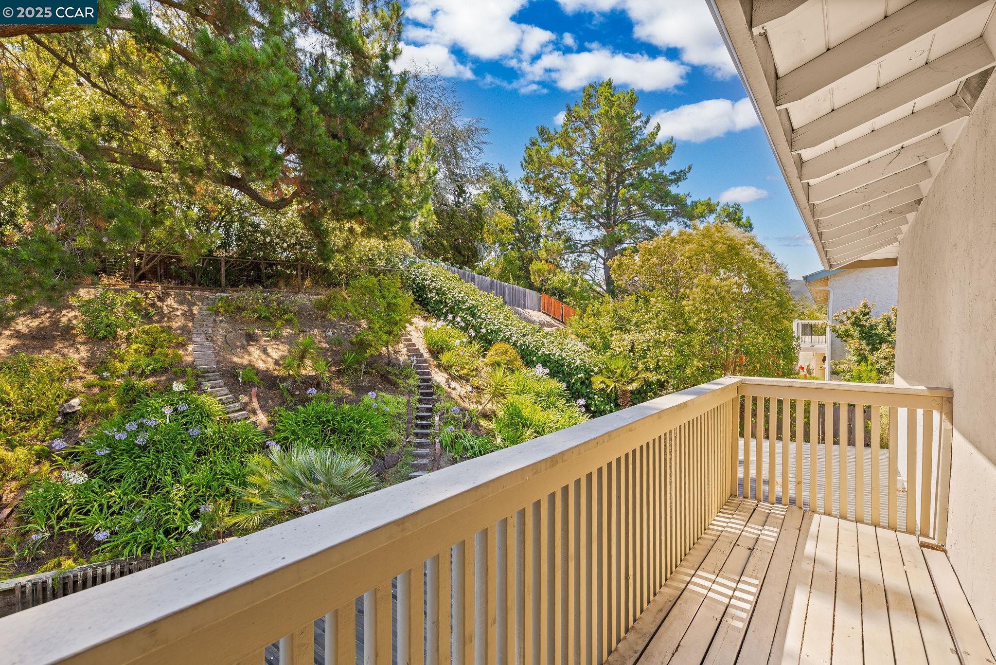 2325 Lariat Ln