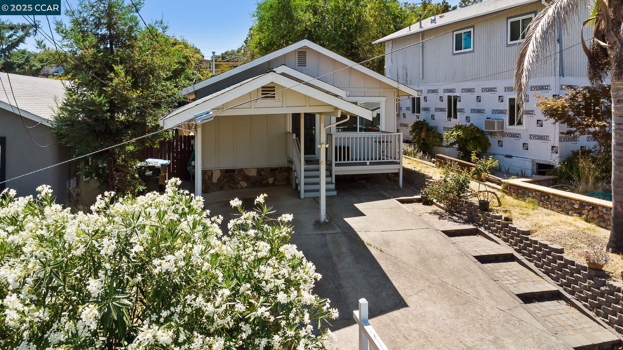 2150 Pomona Ave