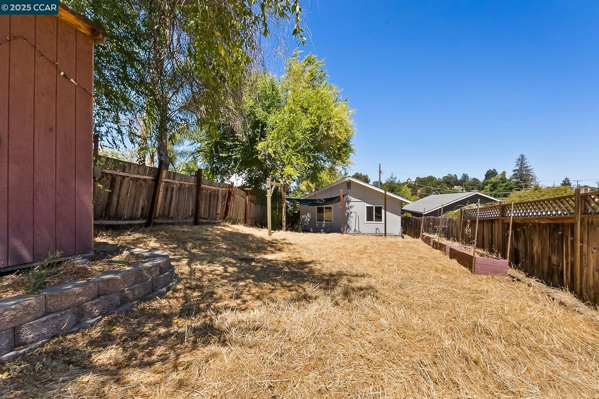 2150 Pomona Ave
