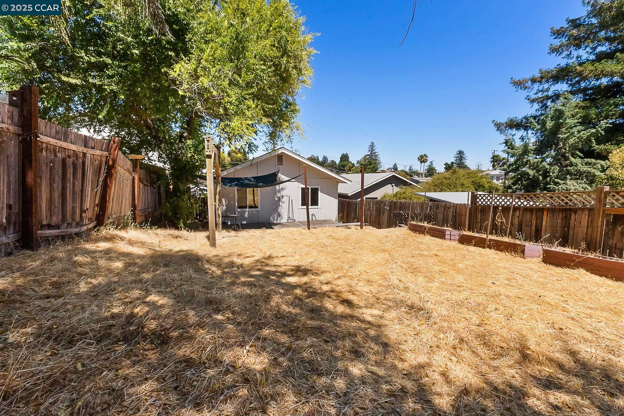 2150 Pomona Ave
