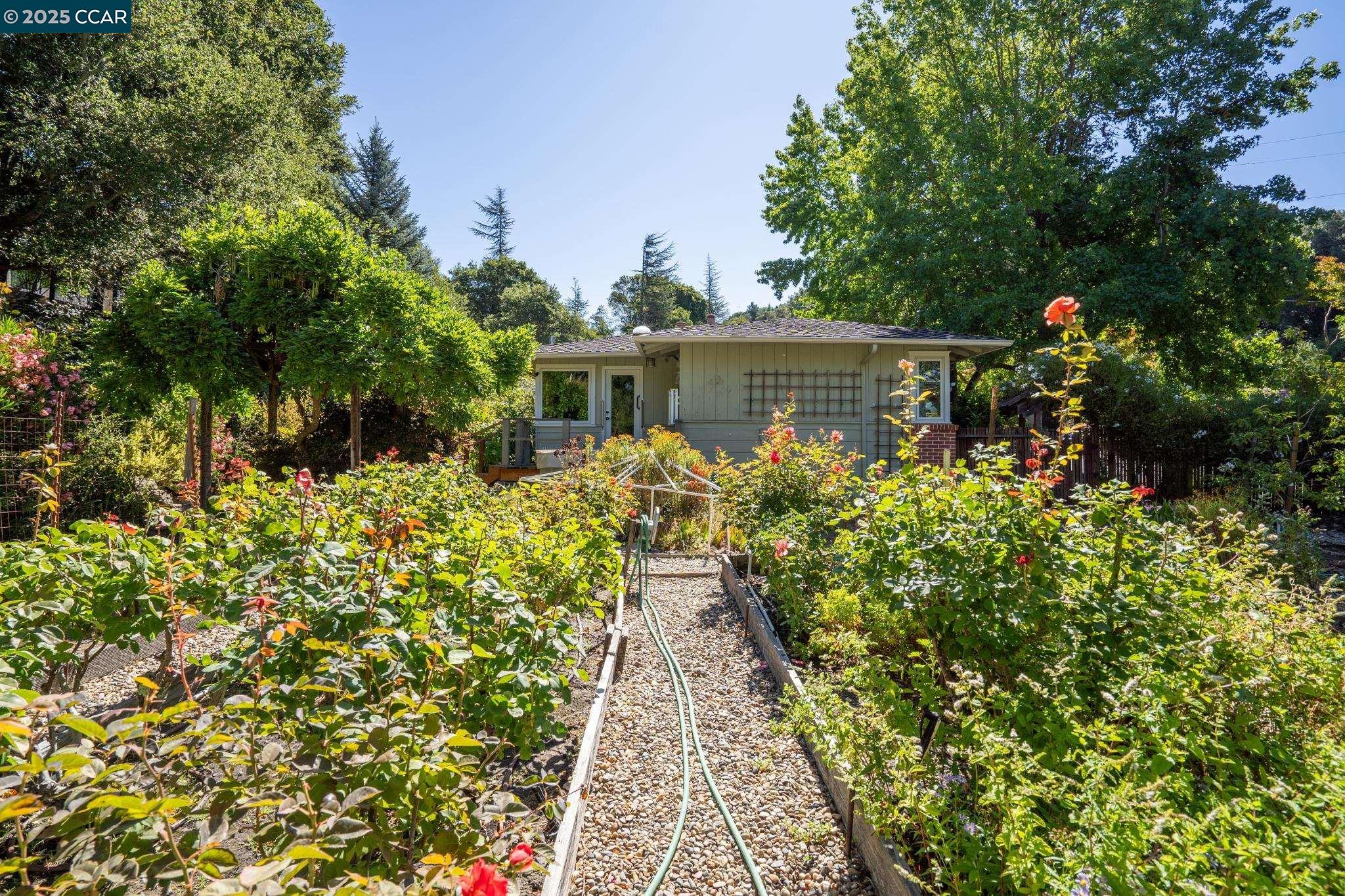 9 Lind Ct