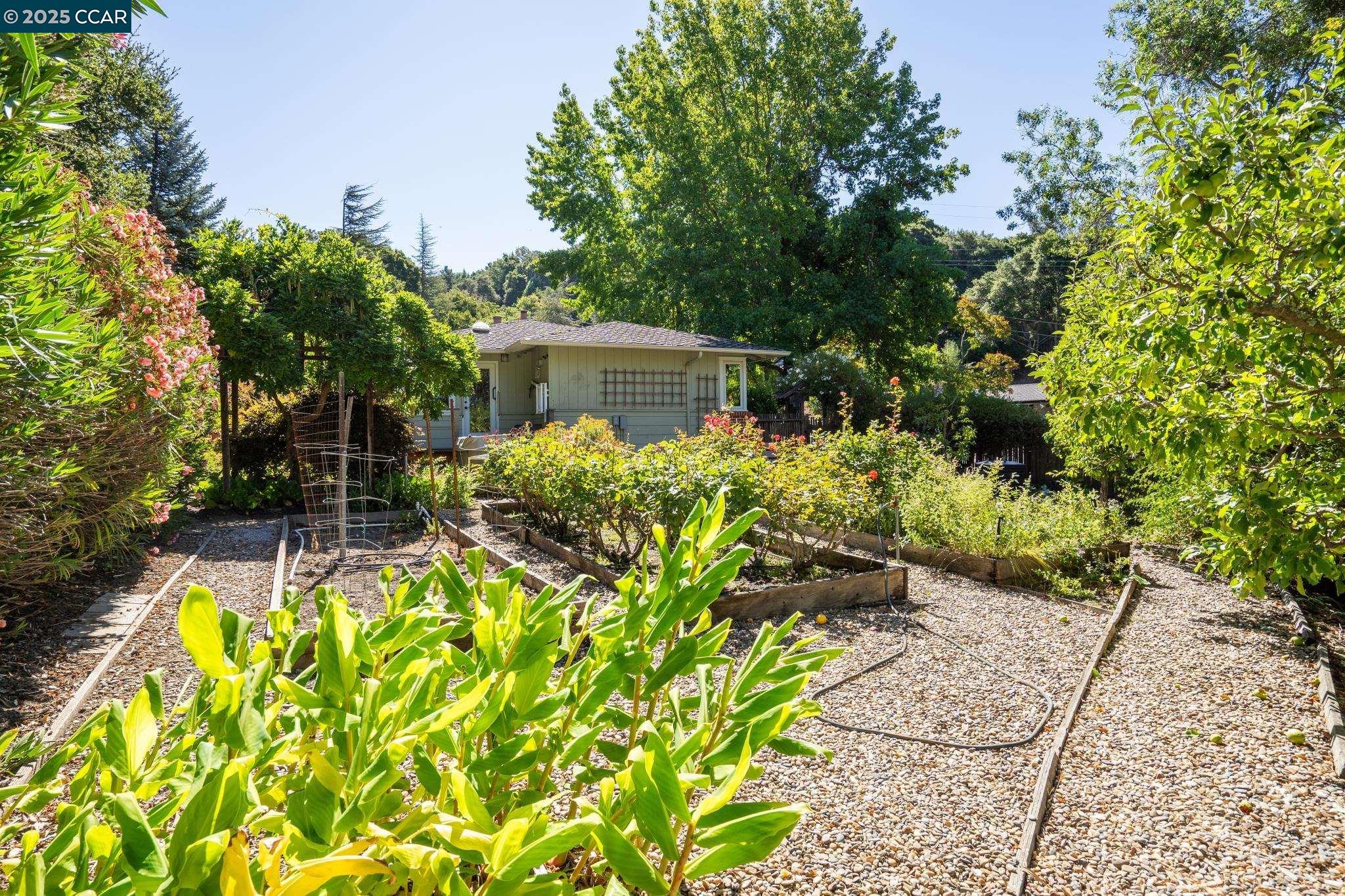 9 Lind Ct